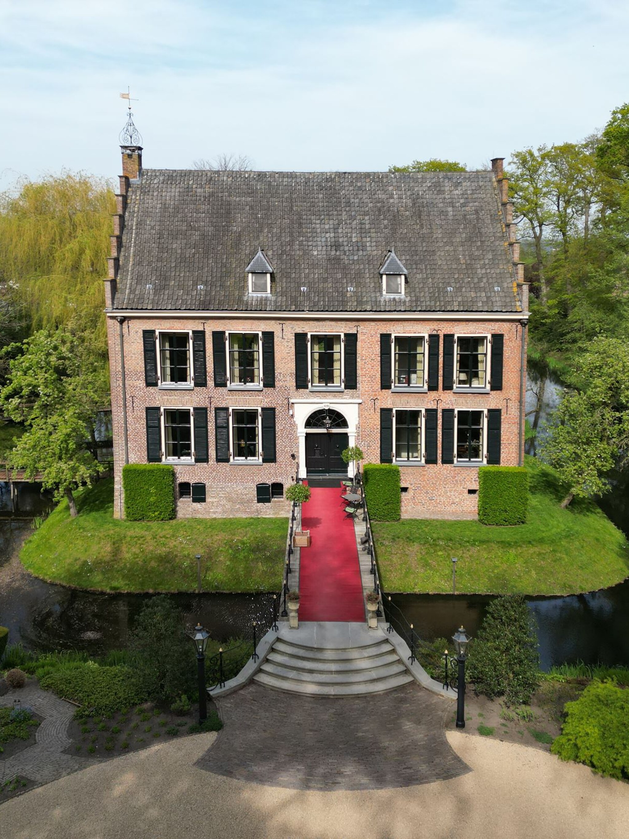 gespot een adellijk landhuis omringd door een slotgracht