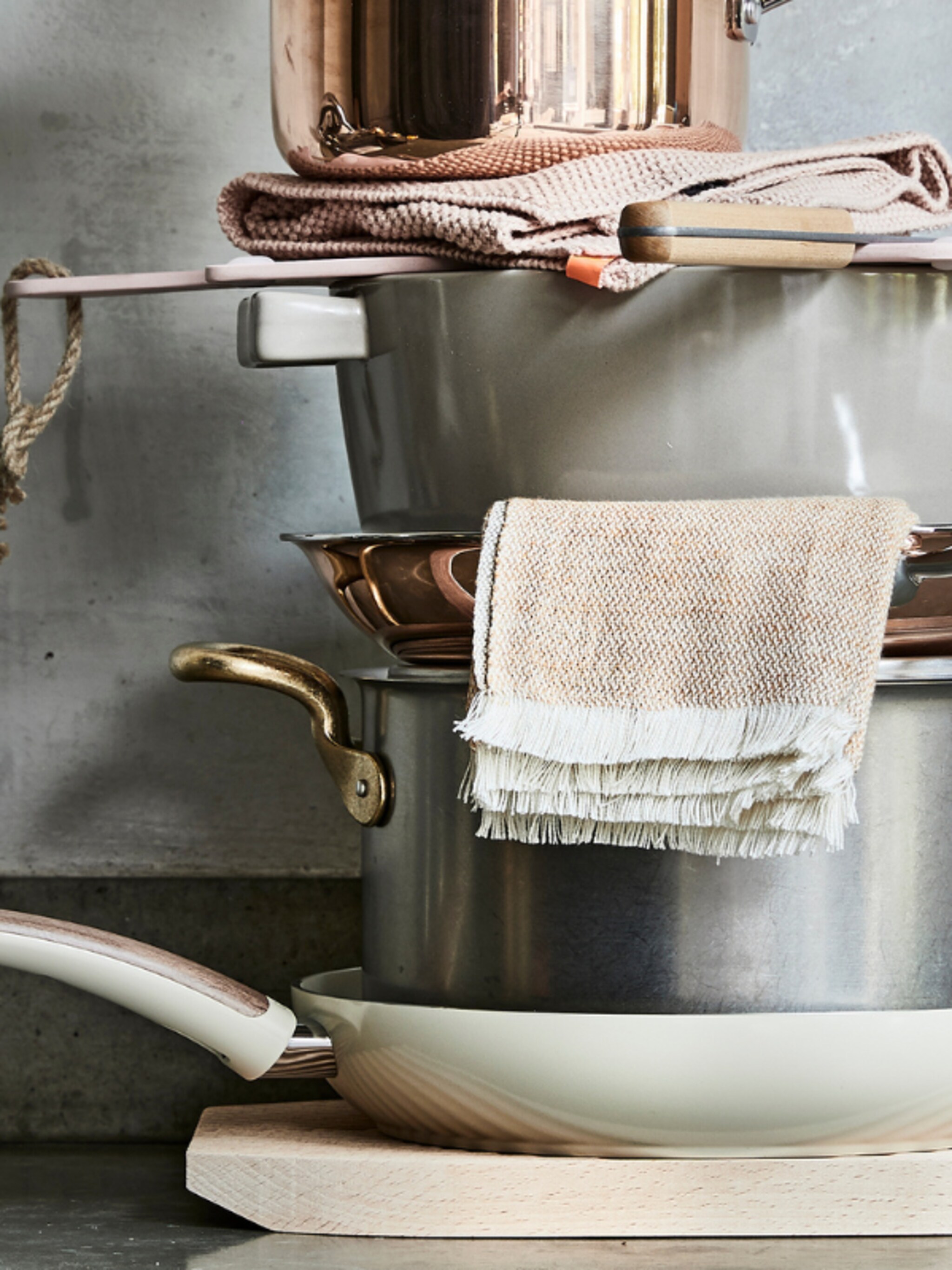 ruimte besparen in de keuken pannen handig opbergen doe je zo