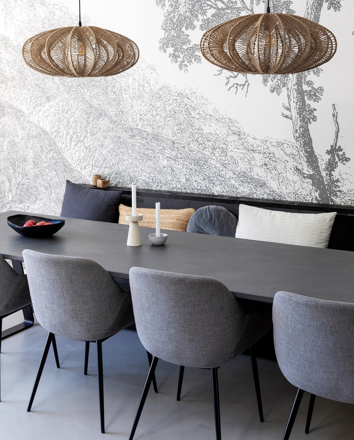 Behang Wonderwalls Engraved Landscapes van Kek Amsterdam, hanglamp Nimbus van By-Boo. Tafel Tin van Woodindustries, stoelen Konna van Kave Home, klepbank maatwerk van WS Steigerhout. Wit kussen Vänderot van Ikea, juten kussen Loods 5, rond kussen Olly van Dutch Decor, zwart kussen Rib van Kwantum, antraciet kussen Datara van Eminza. Hoge kandelaar Talbo en kandelaar Lidatorp van Storefactory Scandinavia. Fruitschaal J-Line. Overig onbekend. vtwonen 09-2023 | styling Ilona Jongepier | fotografie Dana van Leeuwen
