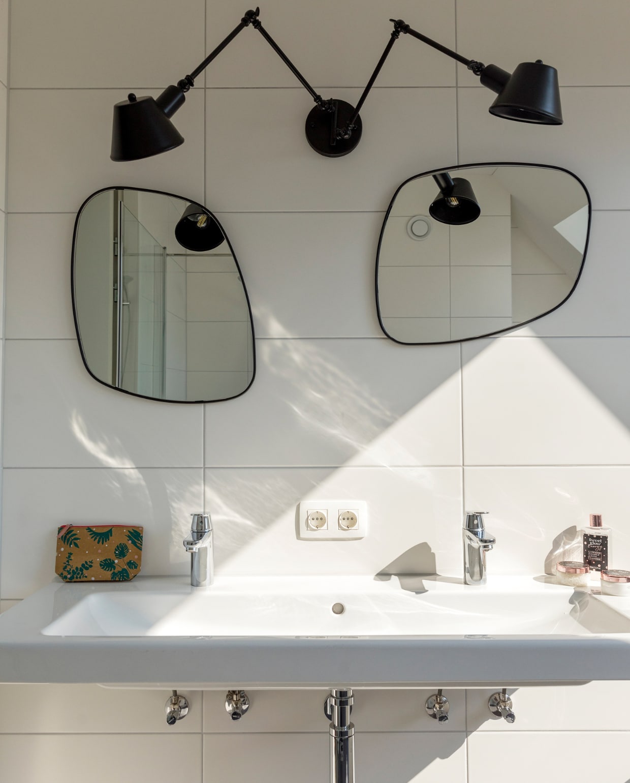 Wastafel Collaro van Villeroy &amp; Boch, toilettas The Body Shop, badkamerspiegels en wandlamp AliExpress, douchegel Bubble Bath van Action. Overig onbekend. vtwonen 09-2023 | styling Ilona Jongepier | fotografie Dana van Leeuwen
