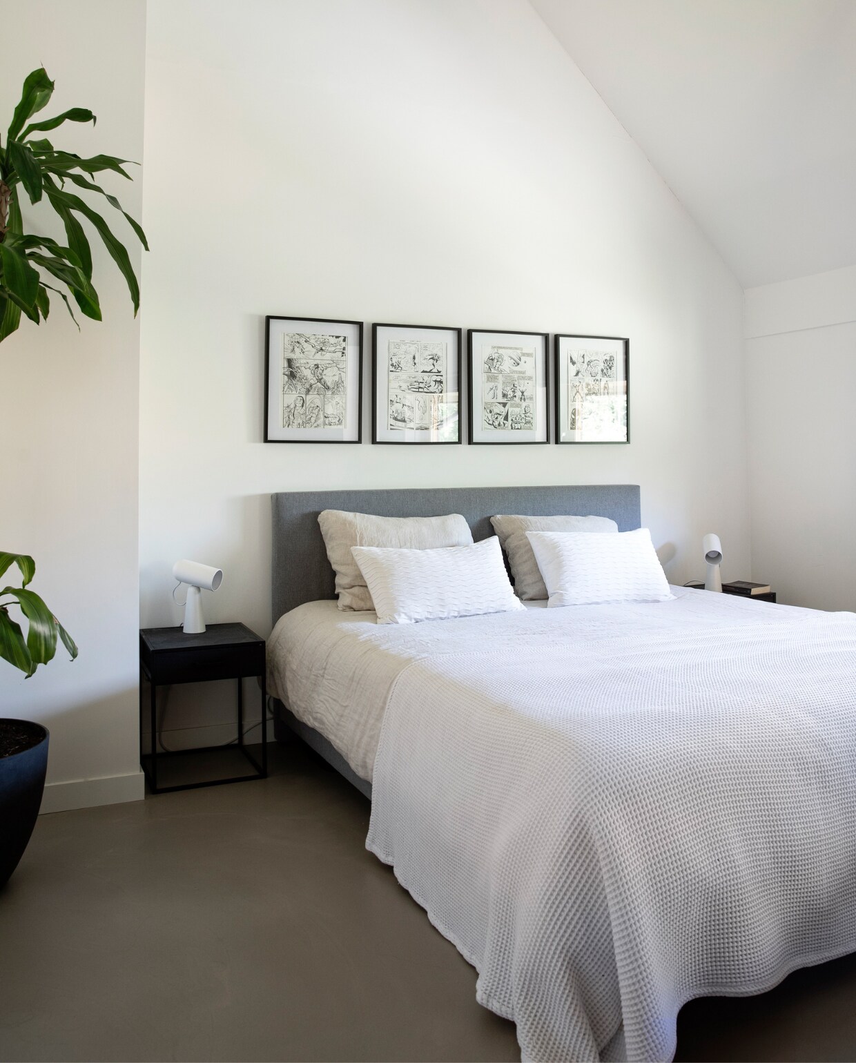 Boxspring Chicago van Budget Home Store, dekbedovertrek Zara Home, kussen Vänderot en kasten Pax van Ikea, plaid Heckett Lane, nachtkasten Demi van Loft42, tafellampen Kai van Fonq, boven het bed originele comicpagina’s van Marvel en DC Comics, pot Tuincentrum Almeerplant. vtwonen 09-2023 | styling Ilona Jongepier | fotografie Dana van Leeuwen