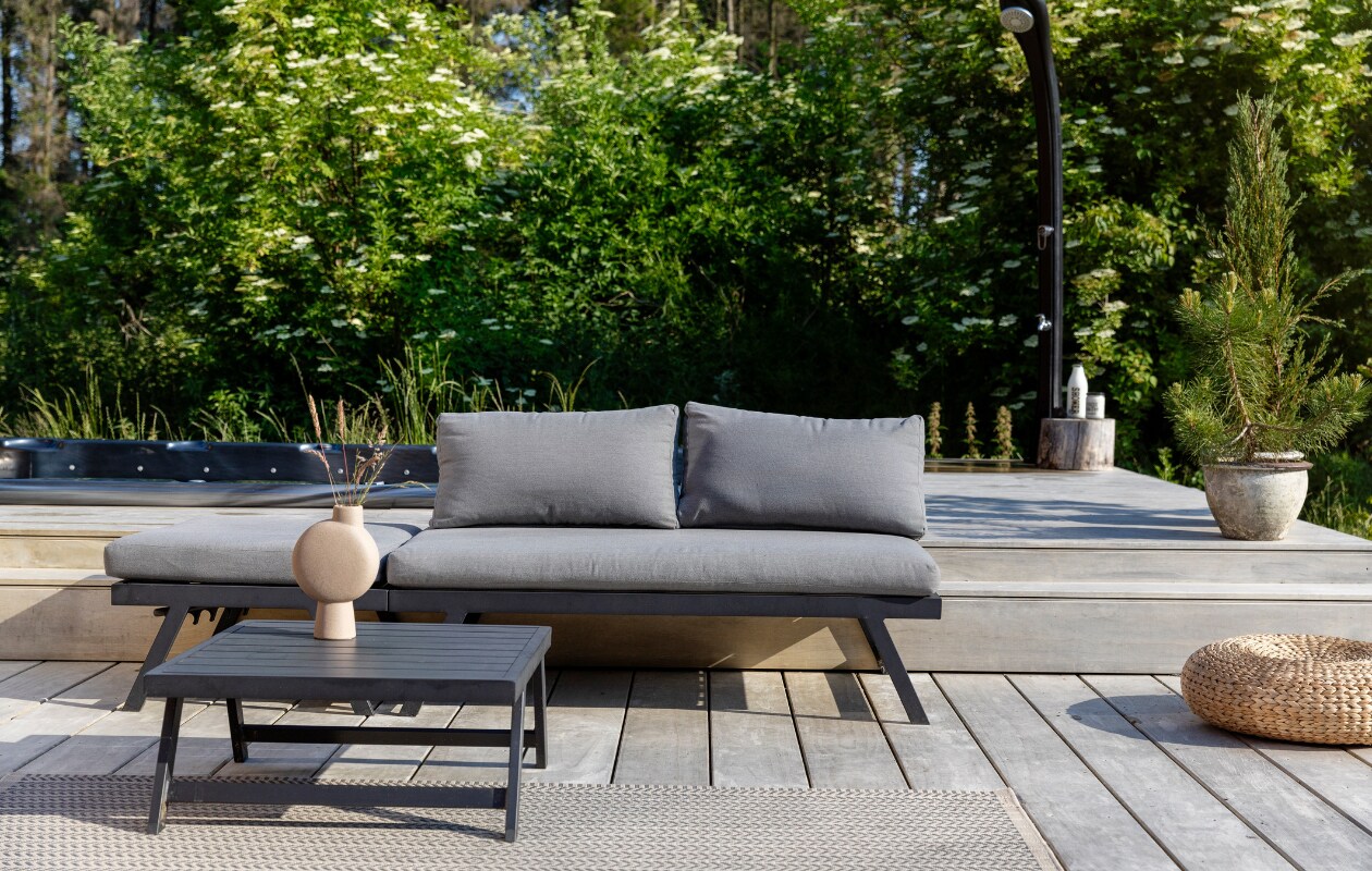 Vaas Ostia van Kwantum, buitenkleed en voetenbank Alseda van Ikea, loungeset Vinci, potten Mica Decorations en Tuincentrum Almeerplant. vtwonen 09-2023 | styling Ilona Jongepier | fotografie Dana van Leeuwen