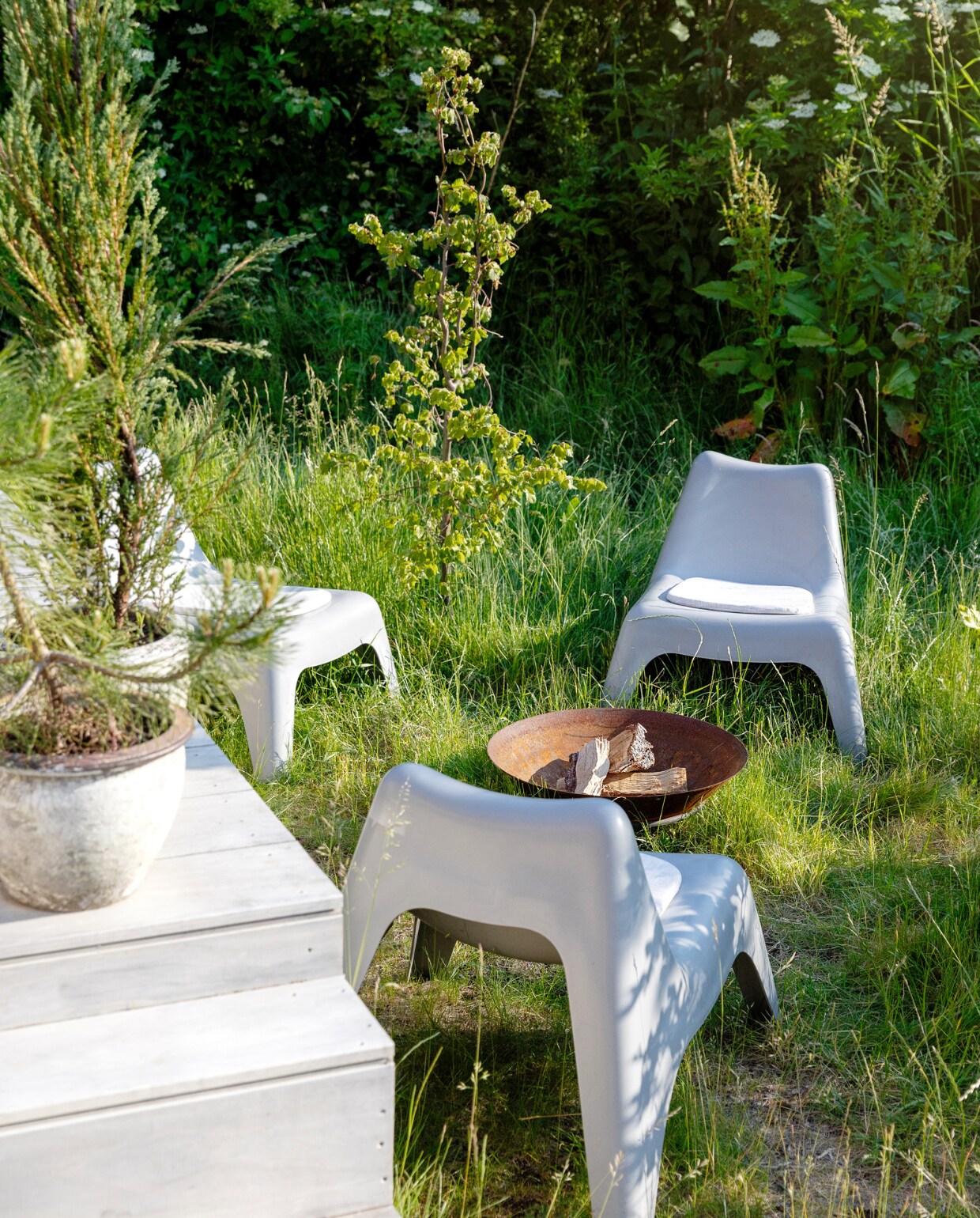 Pot Kringloopwinkel, loungestoelen Ps Vågö van Ikea, vuurschaal Tulsa van RedFire. vtwonen 09-2023 | styling Ilona Jongepier | fotografie Dana van Leeuwen