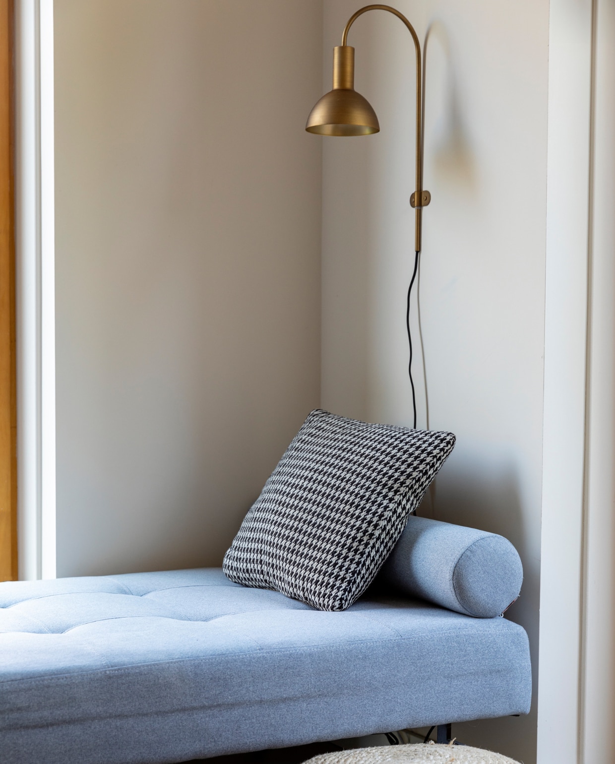 Daybed Britt en wandlamp Oscar van Karwei, kussen vintage, poef Studio Indah. Muurverf Mushroom van Lab Paint. vtwonen 09-2023 | styling Ilona Jongepier | fotografie Dana van Leeuwen