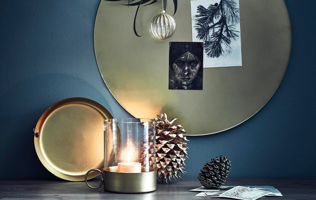 Goudkleurig magnetisch memobord, Ø 60 cm € 39,95, goudkleurige kaarsenhouder met glas, 13,2x13 cm € 29,95, goudkleurige schaal, Ø 20 cm € 12,95, kerstbal van glas met zwart/gouden streep € 5,95 vtwonen.be, muurverf vtwonen kleur Old blue, dressoir Burbri. vtwonen 12-2016 | styling Cleo Scheulderman | fotografie Jeroen van der Spek