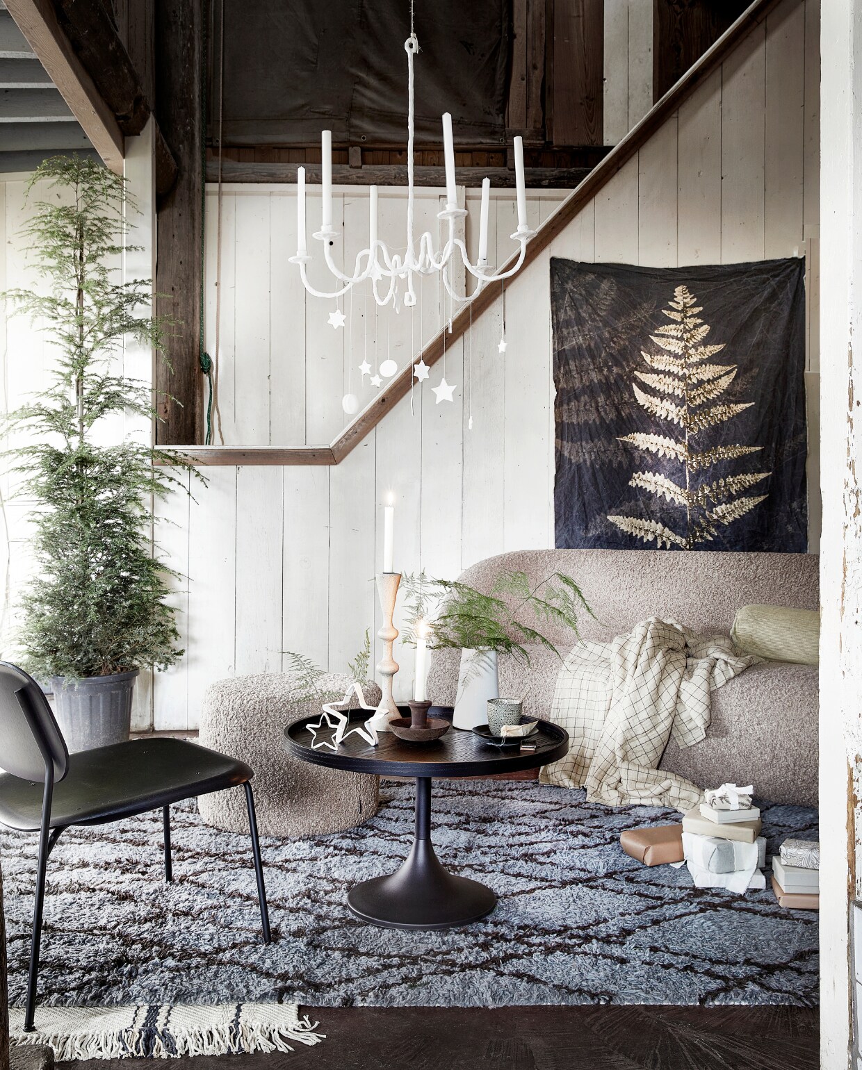 Driezitsbank Paula in stof Glore Mole € 1099,-, poef No.9 in stof Glore Mole € 149,- (sofacompany.com). Tafel Jason van Zuiver € 179,-, fauteuil Soft Edge van Hay € 215,20, zwarte kandelaar € 15,20, hoge kandelaar grijs/crème van Urban Nature Culture € 39,95 (vtwonen.be). Berber vloerkleed € 895,-, wit hand-geweven vloerkleed met strepen € 299,-, rond langwerpig kussen van ribfluweel, 70x20x20 cm € 32,95, plaid € 54,95 (hkliving.nl). Beker € 7,50 (deens.nl). Wandkleed € 290,- (blooming-label.com). vtwonen 12-2021 | styling Marlies Does | fotografie Peggy Janssen