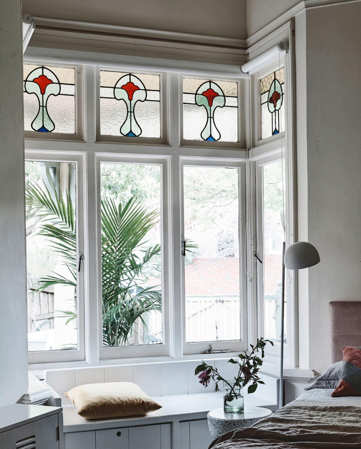 In de kamer van Nina maakte Hans zelf een bank voor de nis. Fluwelen bedhoofd en beddengoed van House of Orange. Bijzettafel, lamp en gestreept kussen van HK Living. Overig onbekend. vtwonen 02-2020 | fotografie Derek Swalwell