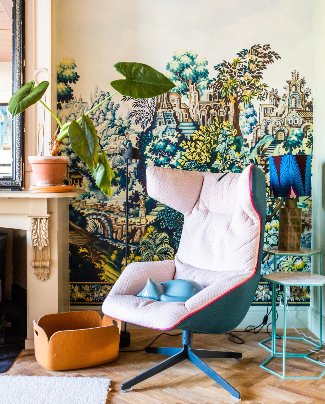 Stoel Moroso, paneelbehang Cole &amp; Son, tafellamp Menu. Poes en spiegel Vitra. Mand Muuto, bijzet-tafels Diesel, vloerkleed Ferm Living, visgraatvloer Het Leidsch Parkethuis. vtwonen 10-2023 | productie CocoFeatures | fotografie Laura Emma van Geest