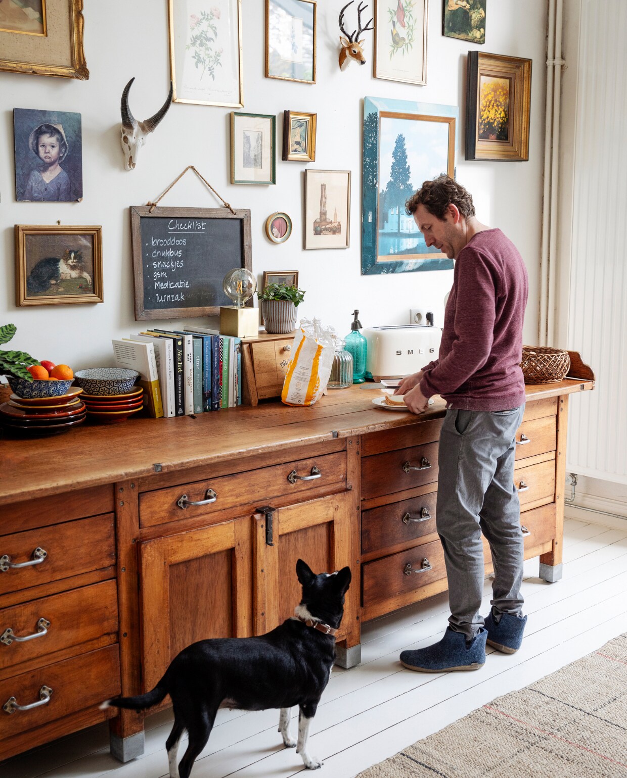 Muurverf Ral 9010, keukenblok/oud bakkersmeubel Woontheater. Lijsten kringloop, gewei Sissy-Boy, hert souvenir, servies Marokkaanse winkel, pot vtwonen, broodrooster Smeg. Broodbak en spuitfles brocante. Overig onbekend. vtwonen 10-2023 | styling Ilona Jongepier | fotografie Dana van Leeuwen