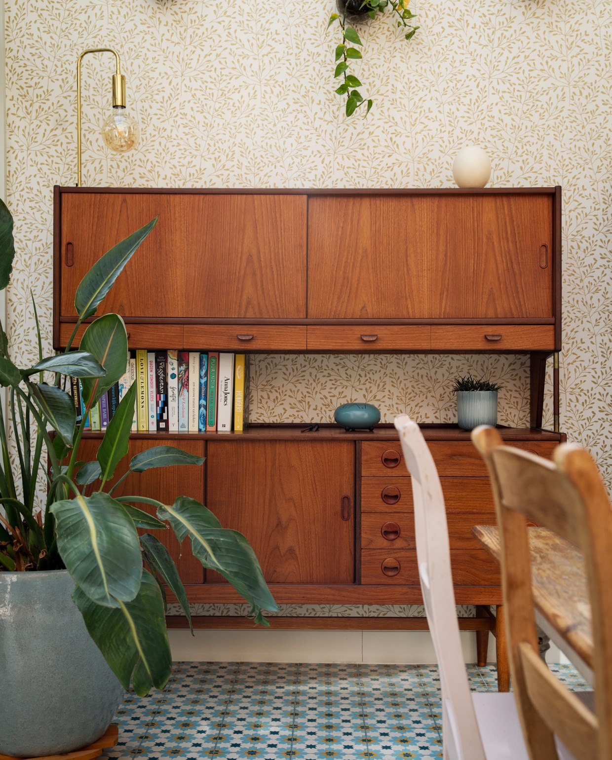 Vloertegels Impermo, kast Møbelfabrik, lamp Sissy-Boy, muurplanten en potten Bolia. Grote plant en pot Van Uytsel, stoelen markt Marollen, tafel brocante. Overig onbekend. vtwonen 10-2023 | styling Ilona Jongepier | fotografie Dana van Leeuwen