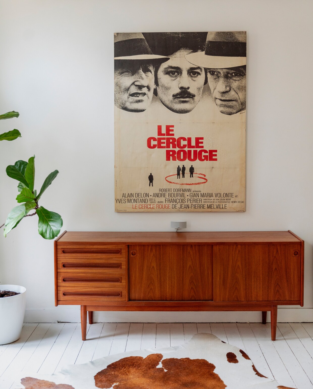 Plant Aldi. Oude filmposter uit Frankrijk op doek laten spannen. Vloerkleed koevel van de markt, dressoir Møbelfabrik, hanglamp Nud. Overig onbekend. vtwonen 10-2023 | styling Ilona Jongepier | fotografie Dana van Leeuwen