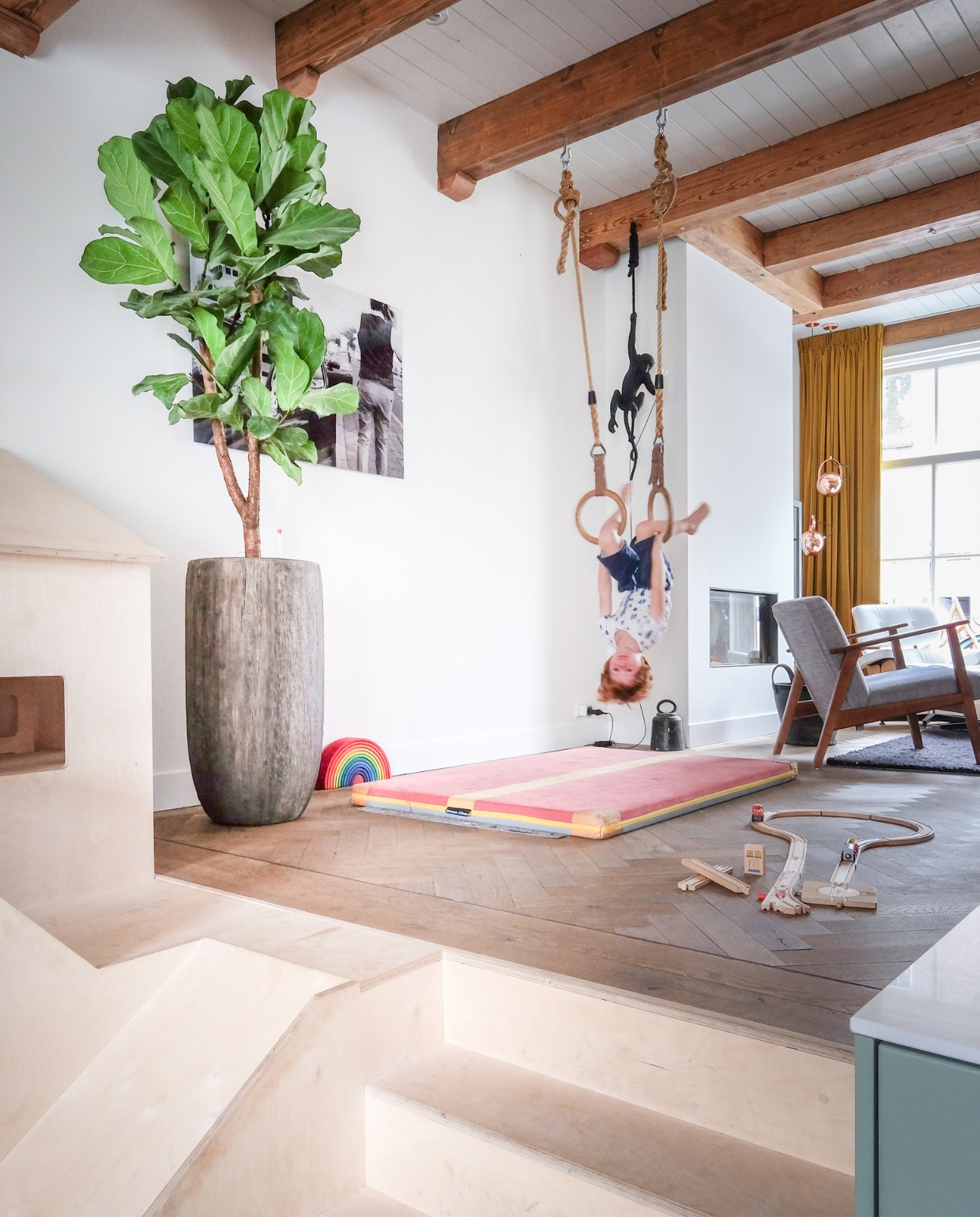 Gymnastiekringen uit een oude gymzaal. Turnmat Neef Louis. Aaplamp Seletti. Pot met ficus lyrata Intratuin. Foto gemaakt op trouwdag Iris en Oscar door Sjoerd Booij. Racebaan Brio. Speelhuis gemaakt door Plantvierkant. Fauteuil Ikea. Hanglampen House Doctor. vtwonen 03-2022 | productie Coco features | styling Gerlise van putten | fotografie Sabine Burkunk
