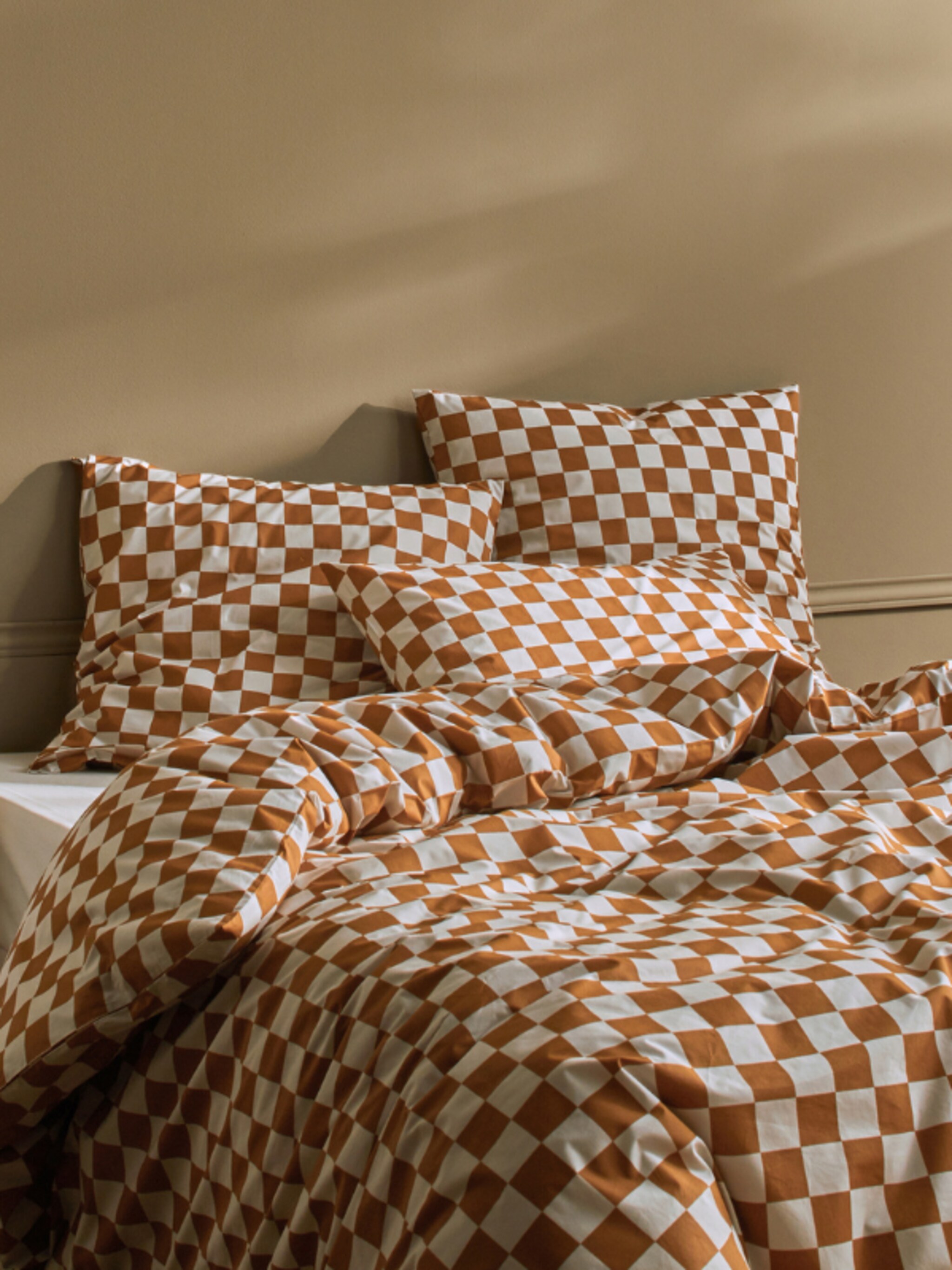 checkmate 10x items met een speels schaakbordpatroon