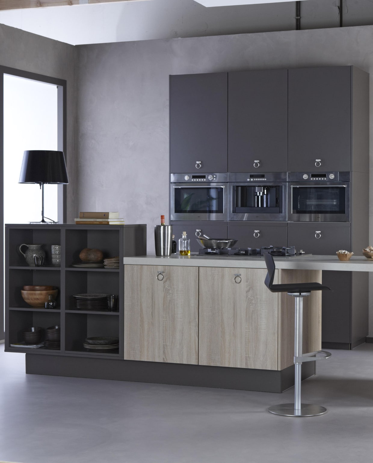 Keuken Olympia is uitgevoerd met een keramisch werkblad en uitgerust met luxe apparatuur. Complete keuken zoals afgebeeld, inclusief inmeten, bezorgen en monteren € 15.995,- (Bruynzeel). vtwonen 08-2013 | Productie Iris van Asselt | Fotografie Studio 5982