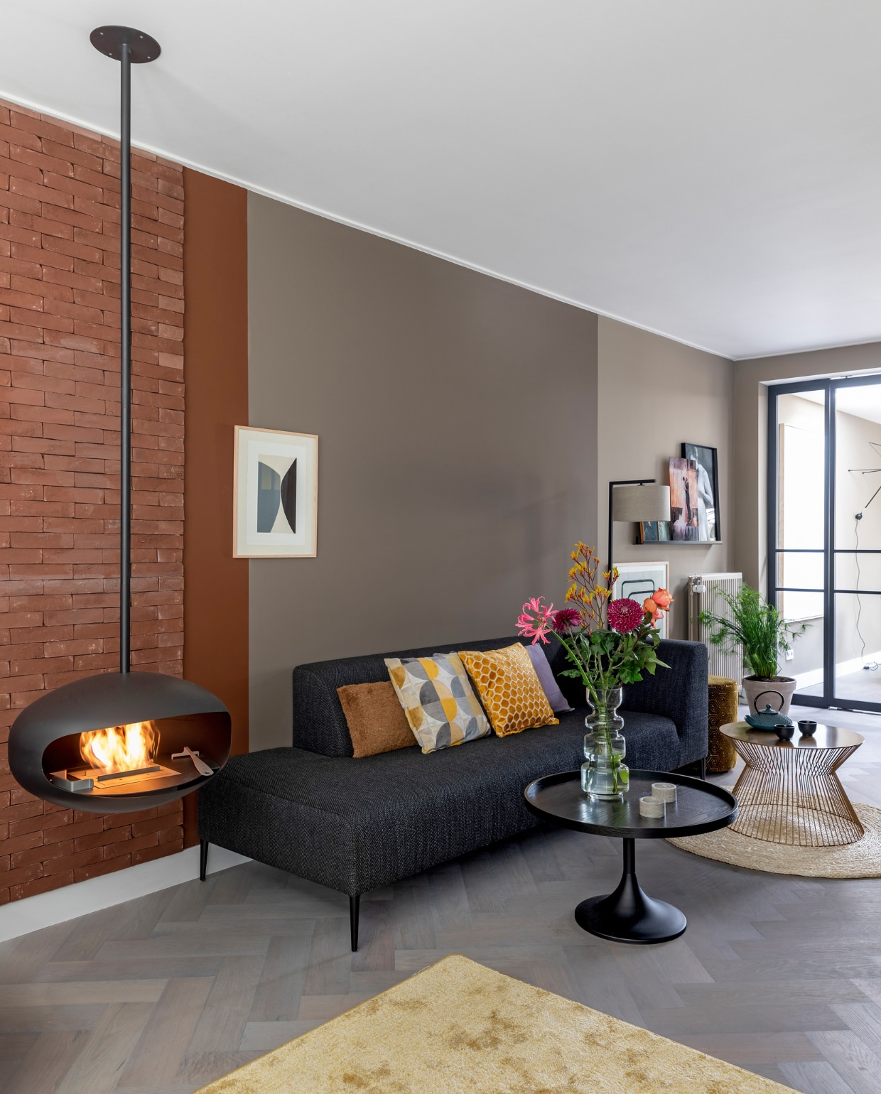 Weer verliefd op je huis | flexa trendkleur brave ground neutrale tinten en kleurvlakken op de muur zwarte bank en bio-ethanol haard vtwonen weer verliefd op je huis seizoen 13 aflevering 8 | styling Fietje Bruijn | fotografie Margriet Hoekstra