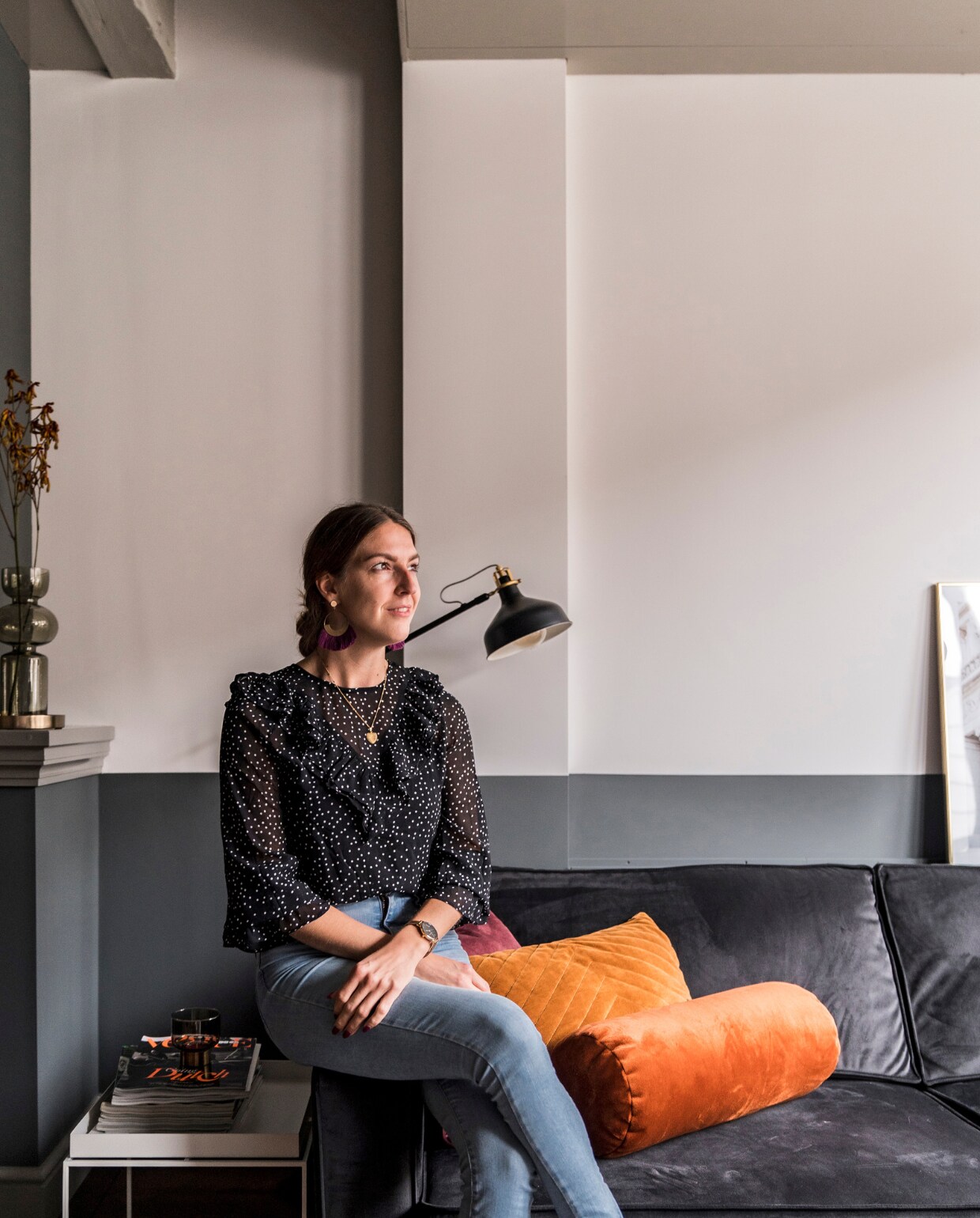 Muurverf Downpipe van Farrow &amp; Ball (onder) en Perfection van Praxis (boven). Bank Woood. Plaid en kussens Sissy-Boy Homeland.Bijzettafels Tray Table Hay.Wandlamp Karwei. vtwonen special binnenkijken 06-2022 | producie CoCo Features | fotografie Muk van Lil, Chiela van Meerwijk