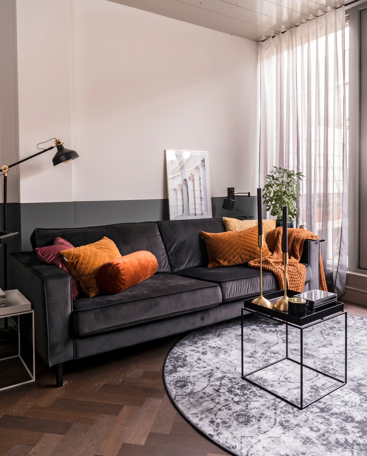 Muurverf Downpipe van Farrow &amp; Ball (onder) en Perfection van Praxis (boven). Bank Woood. Plaid en kussens Sissy-Boy Homeland. Op maat gemaakt vloerkleed Bonaparte Vintage 193.202. Bijzettafels Tray Table Hay. Kandelaars Dutchbone. Tafellamp Ikea. Wandlamp Karwei. Gordijnen vtwonen. Ingelijste foto Poster Store. vtwonen special binnenkijken 06-2022 | producie CoCo Features | fotografie Muk van Lil, Chiela van Meerwijk