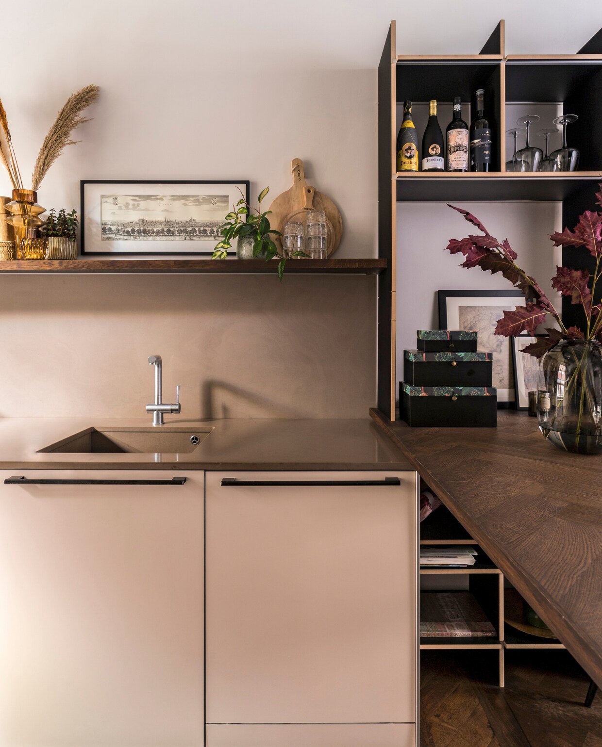 De Bulthaup-keuken zat al in het huis en is opgeknapt. Vazen op plank Westwing. Antieke tekening Gezicht op Leiden. Glazen vaas Made. Open kast met tafelblad eigen ontwerp. vtwonen special binnenkijken 06-2022 | producie CoCo Features | fotografie Muk van Lil, Chiela van Meerwijk