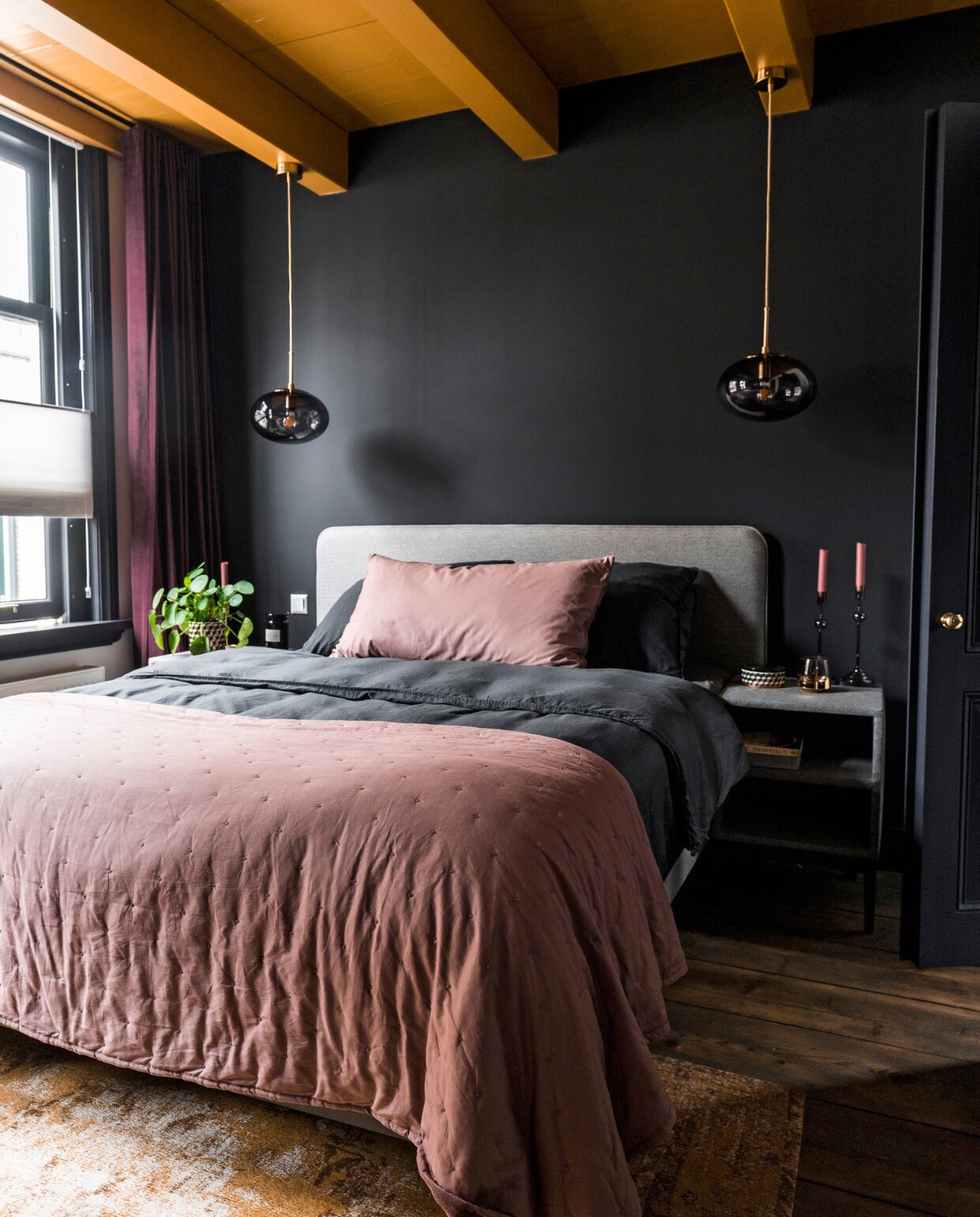 Muurverf Rijkszwartgrijs en verf balkenplafond Brabants Oker van Sikkens. Gordijnen in Velvet Merlot Veneta. Bed en nachtkastjes Pepper van Lifestyle by vtwonen voor Swiss Sense. Dekbedovertrek Essenza. Sprei en kussen H&amp;M Home. Vloerkleed Sissy-Boy Homeland. Hanglampen Opal House Doctor. Kandelaars Kwantum. Opbergdoosje H&amp;M. Waxinelichthouder Coco Maison. vtwonen special binnenkijken 06-2022 | producie CoCo Features | fotografie Muk van Lil, Chiela van Meerwijk
