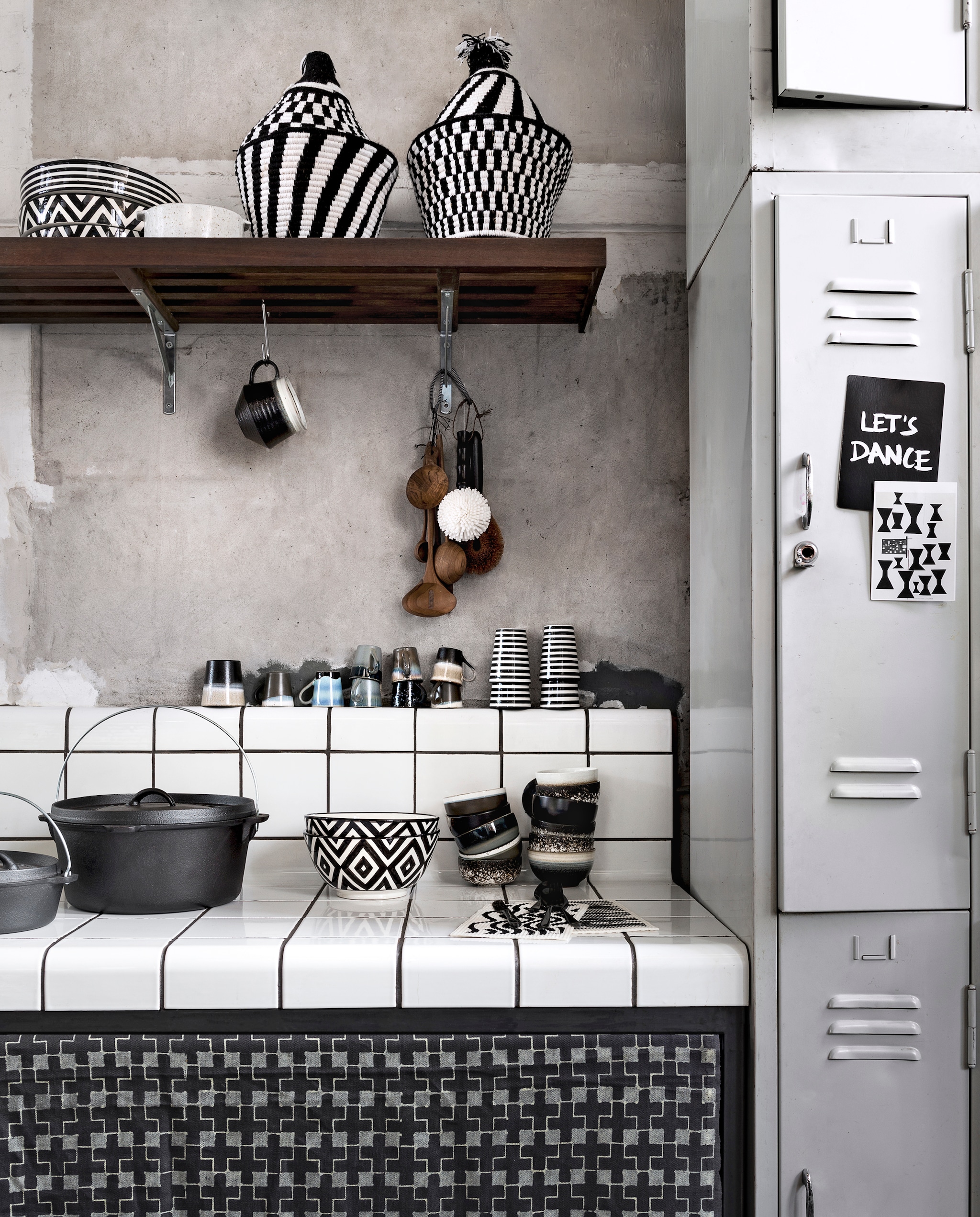 Tegels van Droog Design prijs op aanvraag (Dtile). Gordijn van handbedrukte stof per meter € 70,- (Charlene Mullen). Gietijzeren pannen van Dutch Oven vanaf € 39,95 (200 Fahrenheit). Zwart-witte schalen van keramiek € 29,-, gestreepte mok € 8,50, gevlochten pot met deksel € 89,- (Household Hardware). Keramisch ovenschaaltje met handvatten € 19,95, kommen € 7,50, espressokopjes € 4,85, teakhouten lepels per stuk € 8,25, afwasborstels vanaf € 6,50 (HK Living). Schoonmaakdoekjes van Ferm Living met print per 3 stuks € 14,- (Kolk en Kolk). Bestek van vtwonen € 5,95 (vtwonen.be). Lockerkasten vanaf € 300,- (Van Dijk &amp; Ko). Ansichtkaart van € 0,95 (ArtUnlimited). Kaart met tekst uit Get of the internet van Bis Publishers.nl met kreten uit de popmuziek (popmusicwisdom.com). Kom met oor privébezit. vtwonen 01-2018 | styling Marianne Luning | fotografie Stan Koolen