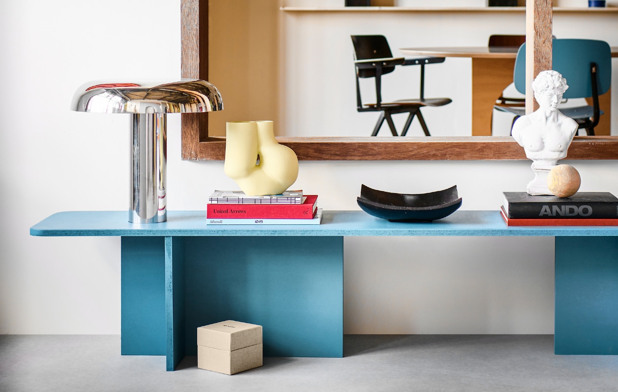 Muurverf Stock, meubelverf Air Force Blue (littlegreene.nl). Metalen lamp € 269,- (hkliving.com). Vaas Chubby van Hay € 85,- (vtwonen.nl/shop). Overig privébezit. vtwonen special DIY 7 | styling Sanne Ketelaar | fotografie Sjoerd Eickmans