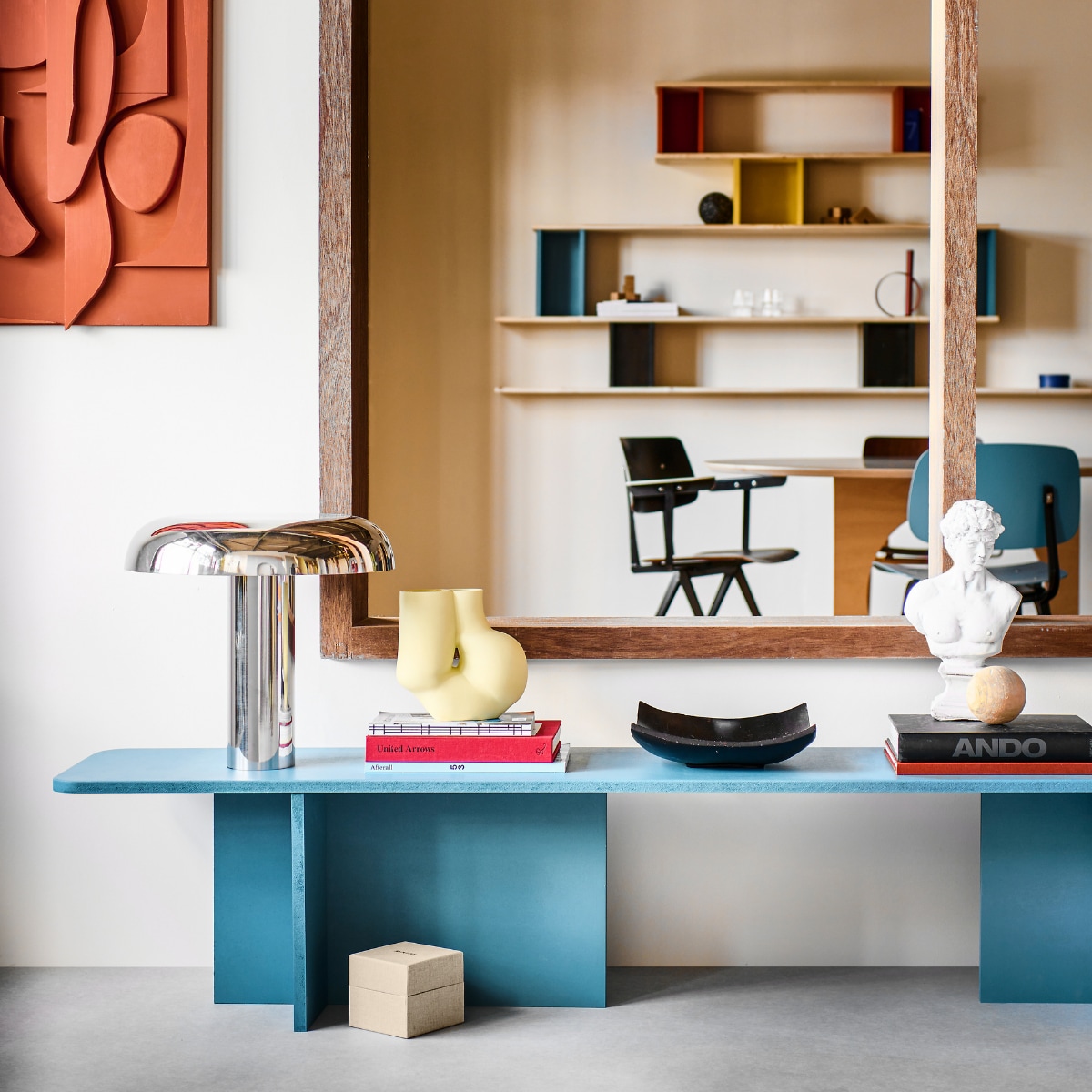 Muurverf Stock, meubelverf Air Force Blue (littlegreene.nl). Metalen lamp € 269,- (hkliving.com). Vaas Chubby van Hay € 85,- (vtwonen.be/shop). Overig privébezit. vtwonen special DIY 7 | styling Sanne Ketelaar | fotografie Sjoerd Eickmans
