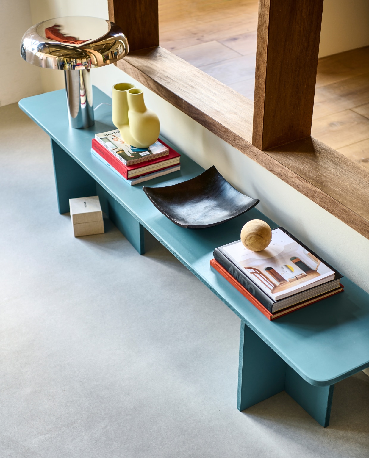 Muurverf Stock, meubelverf Air Force Blue (littlegreene.nl). Metalen lamp € 269,- (hkliving.com). Vaas Chubby van Hay € 85,- (vtwonen.nl/shop). Overig privébezit. vtwonen special DIY 7 | styling Sanne Ketelaar | fotografie Sjoerd Eickmans