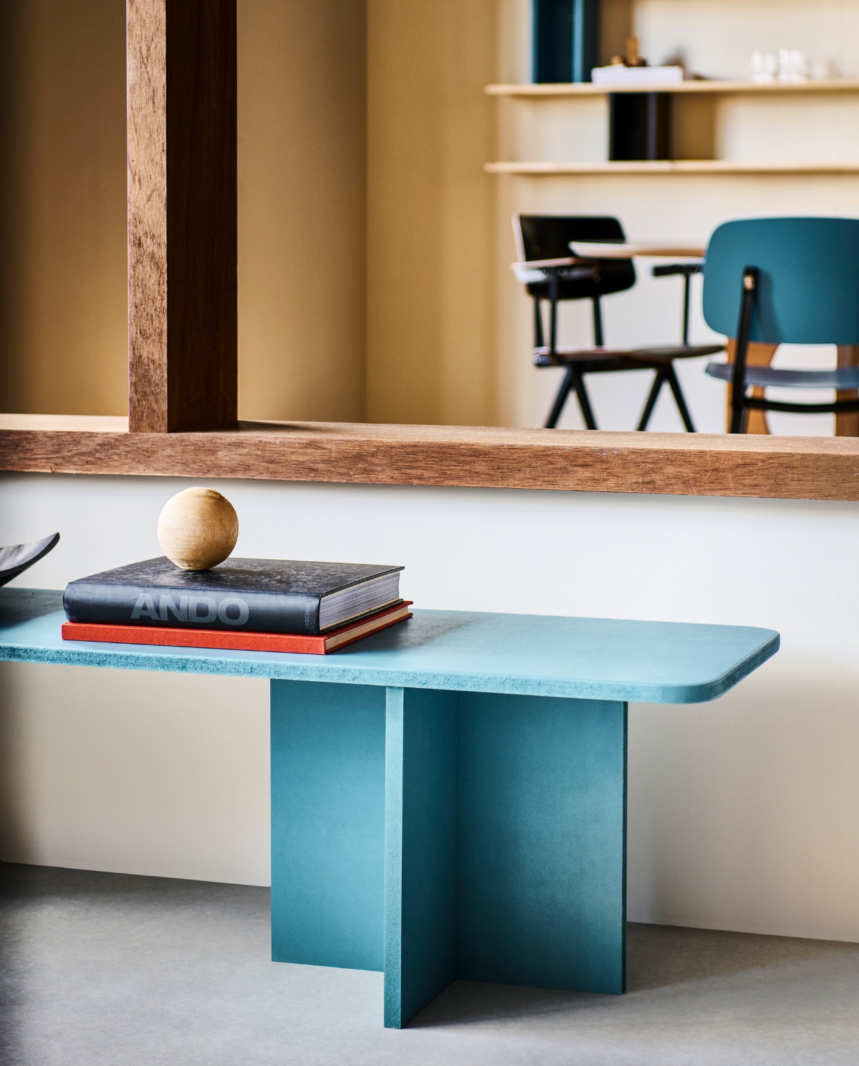 Muurverf Stock, meubelverf Air Force Blue (littlegreene.nl). Metalen lamp € 269,- (hkliving.com). Vaas Chubby van Hay € 85,- (vtwonen.nl/shop). Overig privébezit. vtwonen special DIY 7 | styling Sanne Ketelaar | fotografie Sjoerd Eickmans