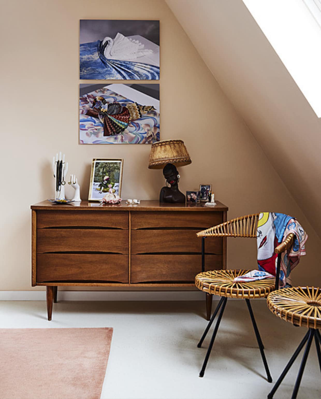 Dressoir, handen, stoel en kruk vintage. Ingelijste foto en kunstwerken Scheltens &amp; Abbenes, tafellamp Franse rommelmarkt, vloerkleed Hay, vloer Marmoleum in Cocoa van Forbo. Overig onbekend. vtwonen 11-2023 | styling Mariella Kallenberg | fotografie René Mesman