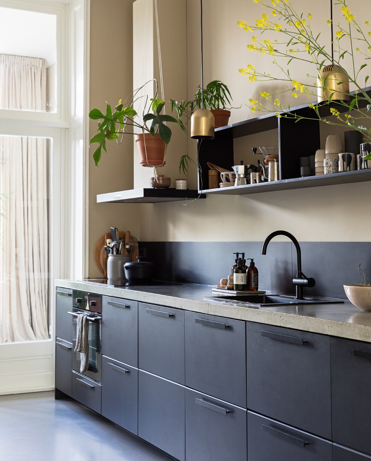 Keuken Ikea met zelf gegoten betonnen blad. Wandkast zelfgemaakt. Lampen kringloop. Overig Nørd Conceptstore. vtwonen 10-2022 | Styling Ilona Jongepier | Fotografie Dana van Leeuwen