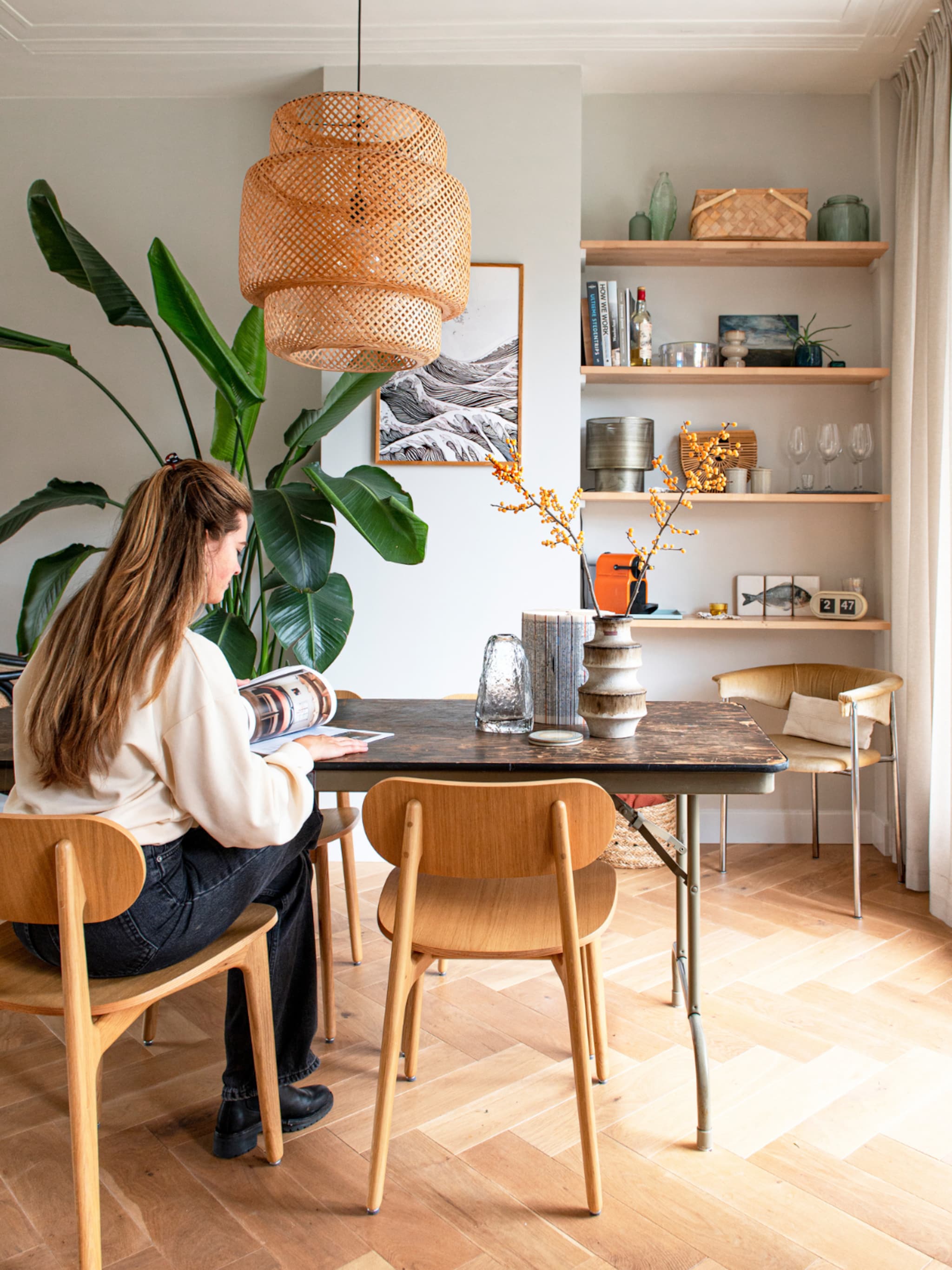 binnenkijken in een mid century modern huis vol diy s