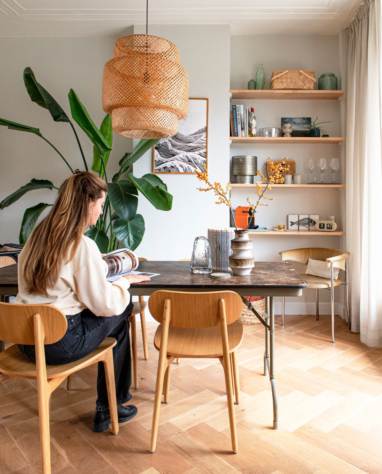 Legertafel Marktplaats, aardewerk vaas vintage. Boekkunstobject en tekening zelfgemaakt. Hanglamp Sinnerlig van Ikea. Overig onbekend. vtwonen special DIY 07-2023 | styling Jeske Weel | fotografie Caroline Coehorst