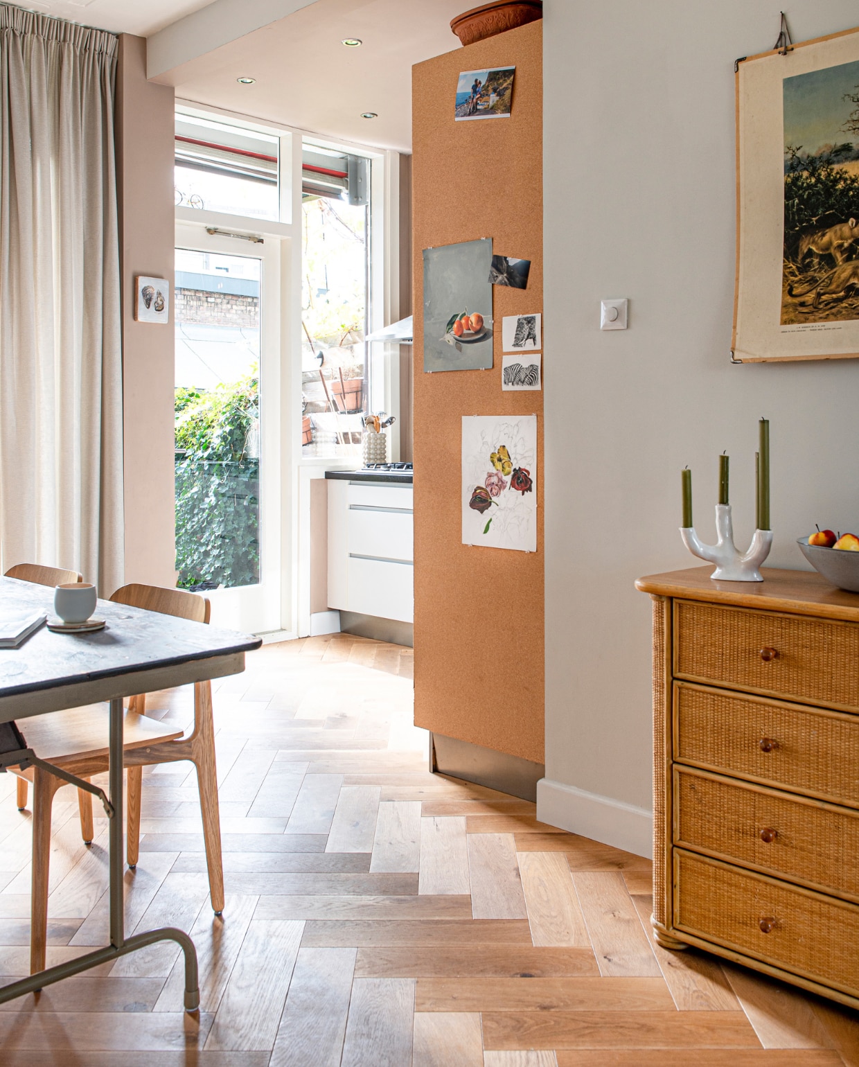Kandelaar H&amp;M home, kurk Kurk24, vintage ladekast Living Once, schoolplaat vintage. Overig onbekend. vtwonen special DIY 07-2023 | styling Jeske Weel |  fotografie Caroline Coehorst