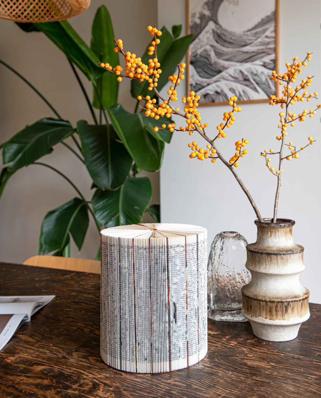 Legertafel Marktplaats, aardewerk vaas vintage. Boekkunstobject en tekening zelfgemaakt. Hanglamp Sinnerlig van Ikea. Overig onbekend. vtwonen special DIY 07-2023 | styling Jeske Weel |  fotografie Caroline Coehorst