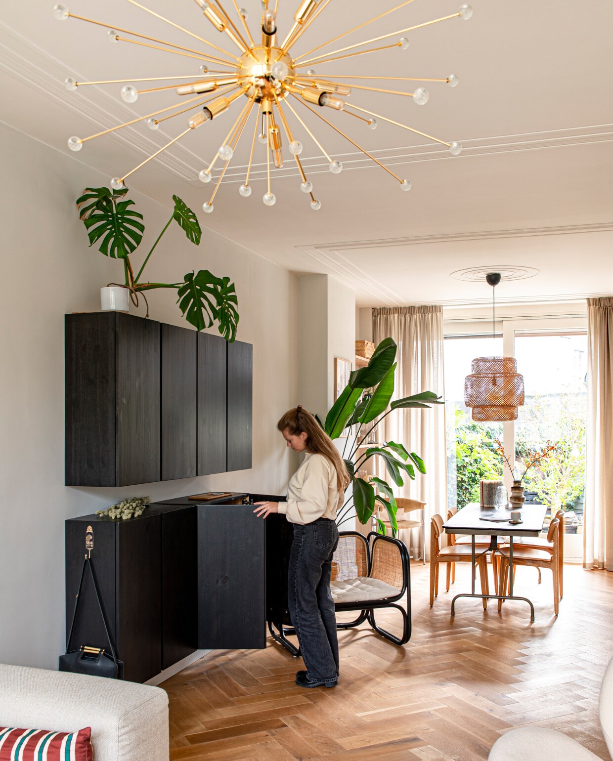 Wandkasten Ivar en rieten hanglamp Sinnerlig van Ikea. Haak Doing Goods, oude legertafel Marktplaats, stoelen PLC van Modus Furniture, fauteuil Long Beach van Loods 5, hanglamp Sputnik via Catawiki, kussen Sissy-Boy, gestoffeerde stoelen vintage. Overig onbekend. vtwonen special DIY 07-2023 | styling Jeske Weel |  fotografie Caroline Coehorst
