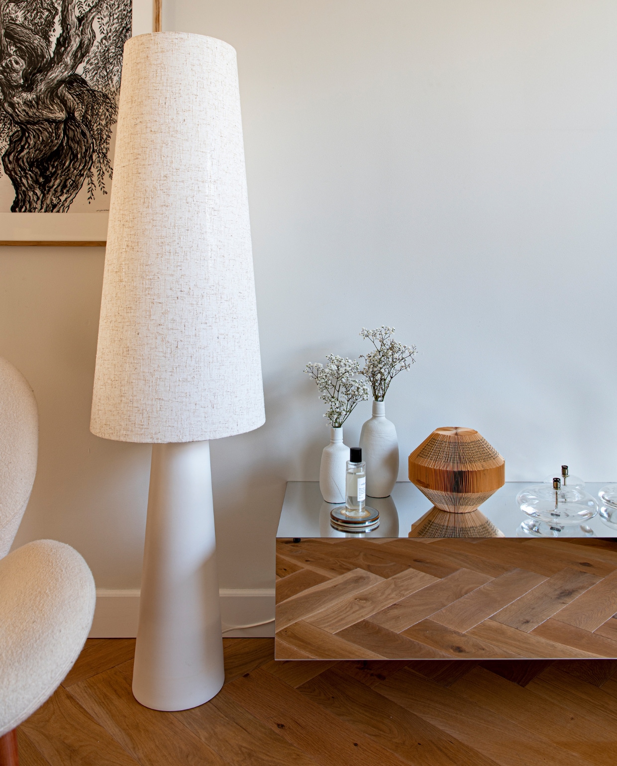 Vloerlamp HKliving, olielampen Rosalieke Mulder, roomspray Cedar Wood van We Are Labels, aquarel J.F. Geusebroek, televisiekast Marktplaats. Boekobject en vazen zelfgemaakt. vtwonen special DIY 07-2023 | styling Jeske Weel |  fotografie Caroline Coehorst