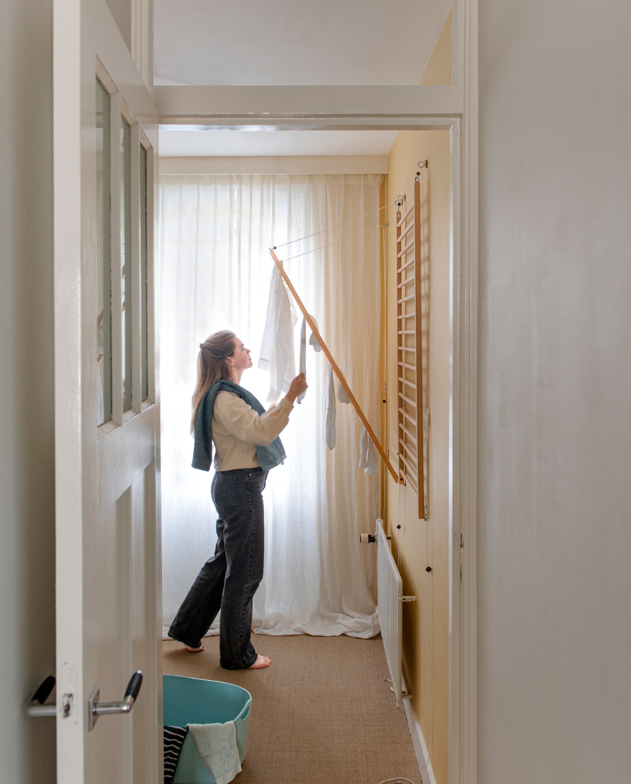 Droogrek zelfgemaakt, wasmand Ikea. Overig onbekend. vtwonen special DIY 07-2023 | styling Jeske Weel |  fotografie Caroline Coehorst