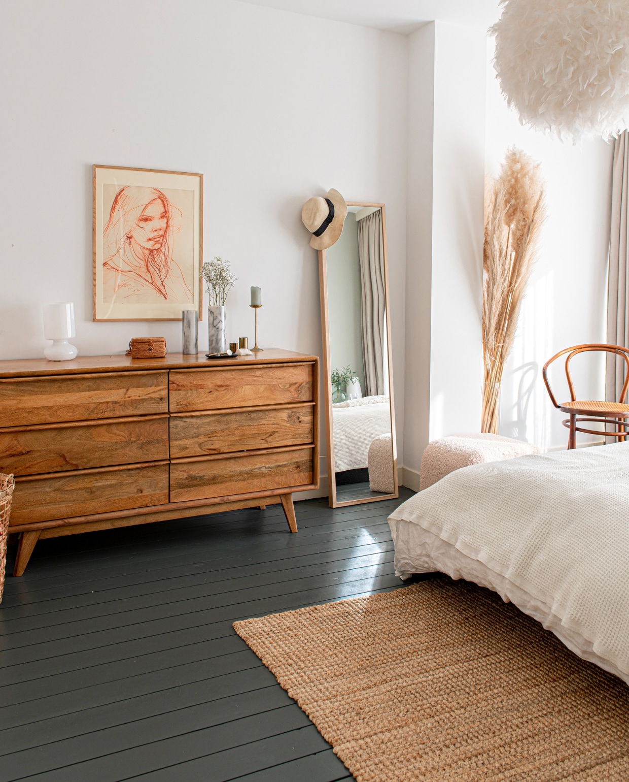 Ladekast Janeiro van Maisons du Monde. Spiegel, vloerkleed en vintage tafellamp Lykta van Ikea. Vintage stoel Thonet. Vazen en kandelaars vintage. Portret Rosalieke gemaakt door Parijse straatkunstenaar. Overig onbekend. vtwonen special DIY 07-2023 | styling Jeske Weel |  fotografie Caroline Coehorst
