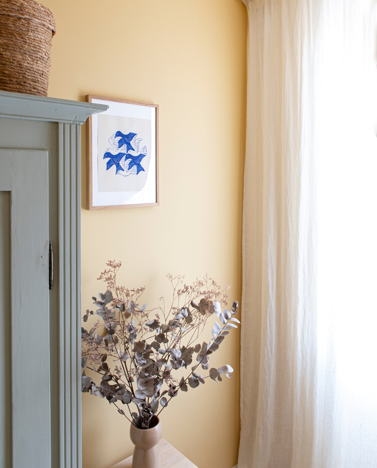Kast vintage, kunstwerk zelfgemaakt naar voorbeeld van M.C. Escher. Muurverf PS-1135 van Karwei. Vaas en kruk onbekend. vtwonen special DIY 07-2023 | styling Jeske Weel | fotografie Caroline Coehorst