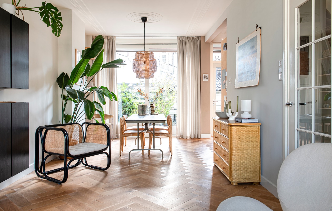 Oude legertafel Marktplaats, stoelen PLC van Modus Furniture. Hanglamp Sinnerlig, wandkasten Ivar en vintage tafellamp Lykta van Ikea. Vintage ladekast Living Once, fauteuil Long Beach van Loods 5, kandelaar H&amp;M home. Wandobject oester en papieren object zelfgemaakt. Vaas en schoolplaat vintage. Wandverf Scallop Grey van Histor, wandverf keuken Dead Salmon van Farrow &amp; Ball, verf kozijnen Monumental Moss van Lab Paint. Overig onbekend. vtwonen special DIY 07-2023 | styling Jeske Weel |  fotografie Caroline Coehorst