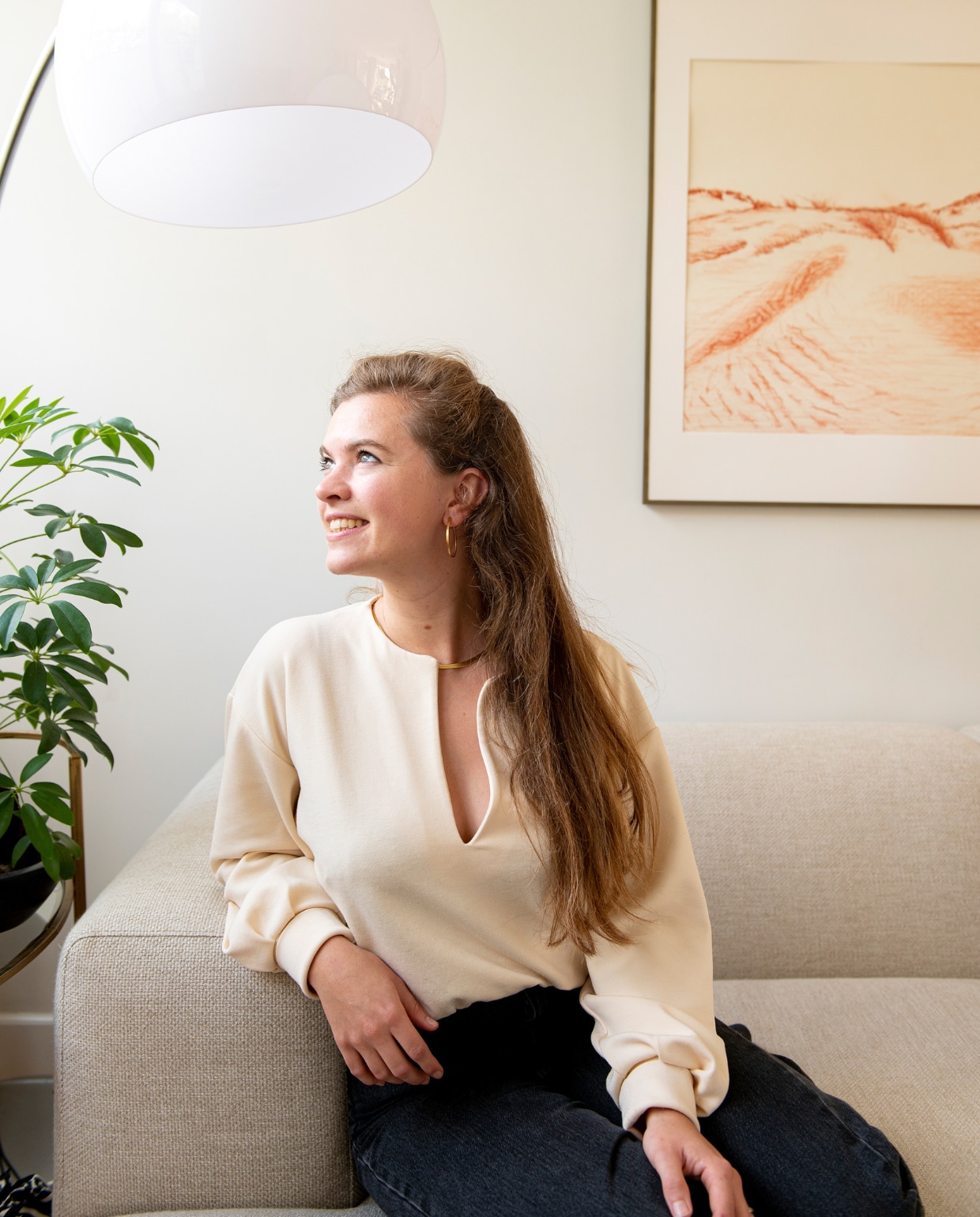 Bank Robin Junior van Koozo, booglamp gered van grofvuil, Pasteltekening zelfgemaakt. vtwonen special DIY 07-2023 | styling Jeske Weel | fotografie Caroline Coehorst