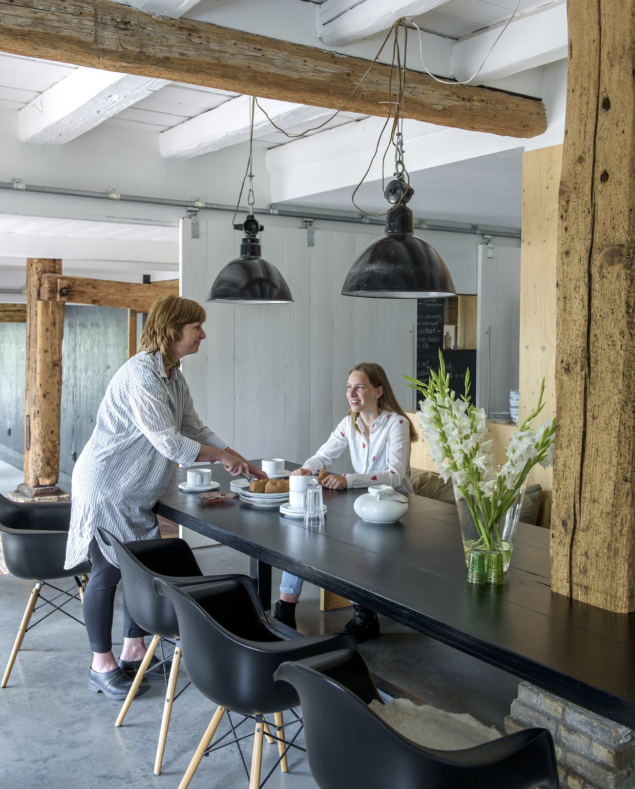De tafel is zelfgemaakt van materialen uit het huis. De zwarte stoelen zijn van Eames. Lampen van Buitengewoon Brocante. Overig onbekend. vtwonen 11-2019 | styling Monique van der Pauw | fotografie Ton Bouwer