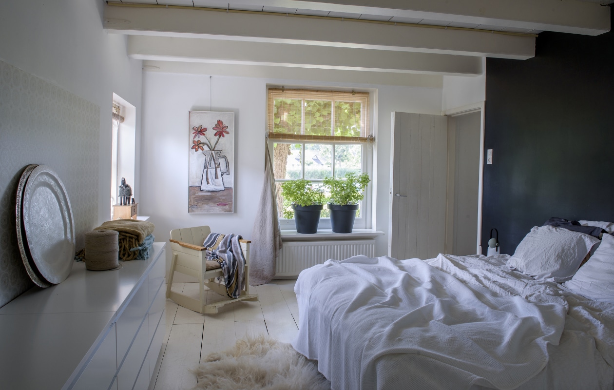 Stoel van Piet Hein Eek, schilderij van Maja Philips, potten van Karwei. Overig onbekend. vtwonen 11-2019 | styling Monique van der Pauw | fotografie Ton Bouwer