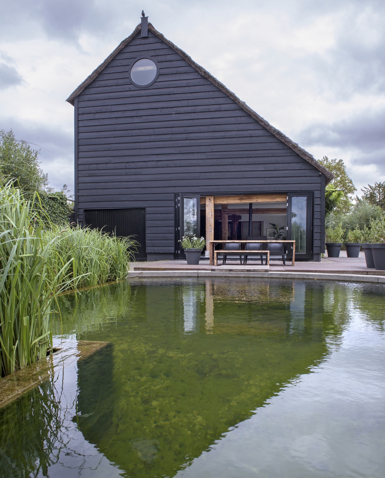 Achterkant van het huis met een uitzicht op de polder. Overig onbekend. vtwonen 11-2019 | styling Monique van der Pauw | fotografie Ton Bouwer