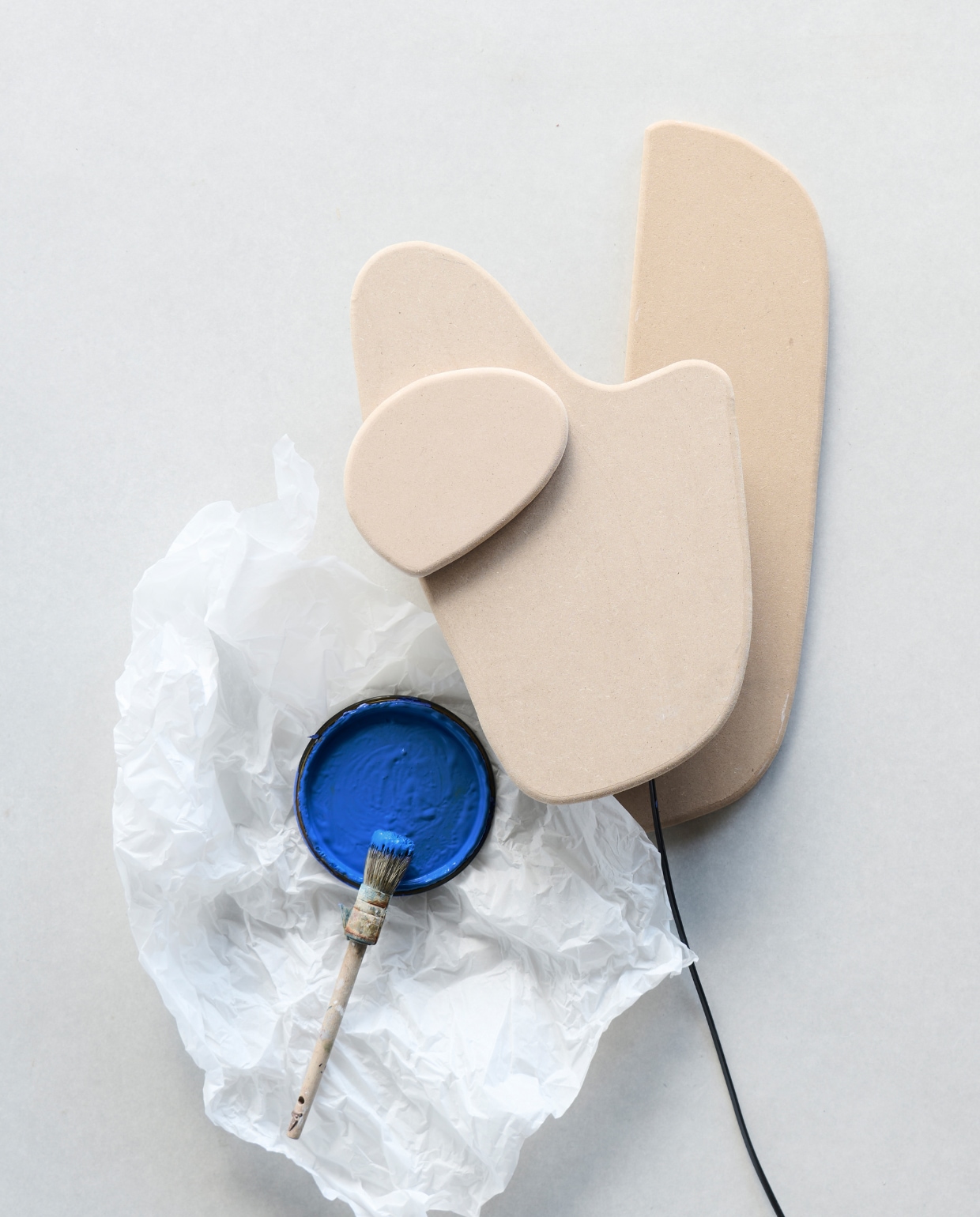 Lakverf Ultra Blue (littlegreene.nl). vtwonen special DIY 07 | styling Sanne Ketelaar | fotografie Sjoerd Eickmans | assistentie Esmee Jacké