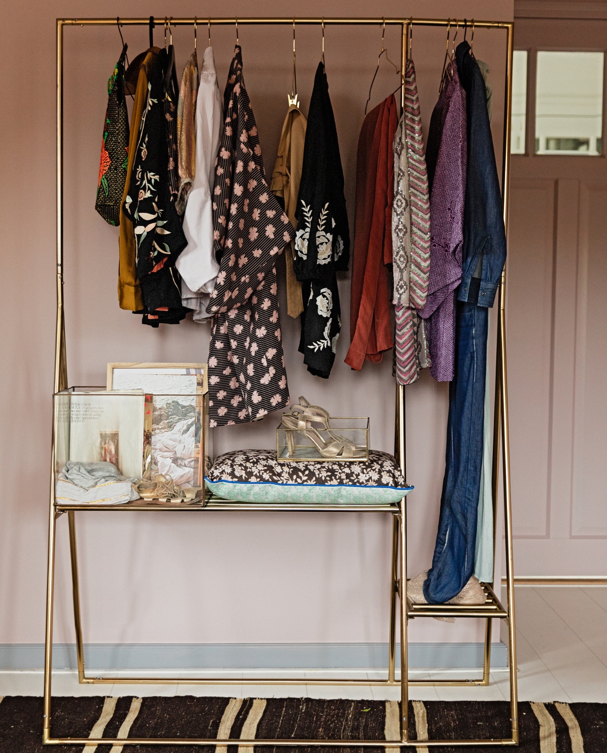 Kledingrek en kussen Doris for HKliving. Verf wand Peach Blossom van Little Greene. Kleed vintage Turks. Overig onbekend. vtwonen 04-2022 | styling Ilona Jongepier | fotografie Dana van Leeuwen | visagie Djolien de Kreij