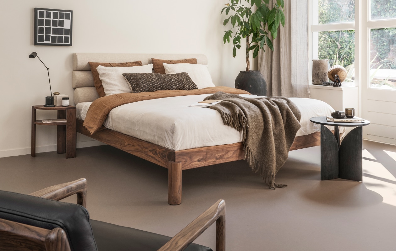 Marmoleum vloer in Leem, 200 cm breed, per m² € 50,40. M.m.v. ethnicraft.com (fauteuil Jack, bijzettafel Geometric), zarahome.com (langwerpig kussen), hm.com (plaid, waterglas), bymolle.com (dekbedovertrek). Overig privébezit. vtwonen 10-2023 | styling Sanne Ketelaar | fotografie Stan Koolen