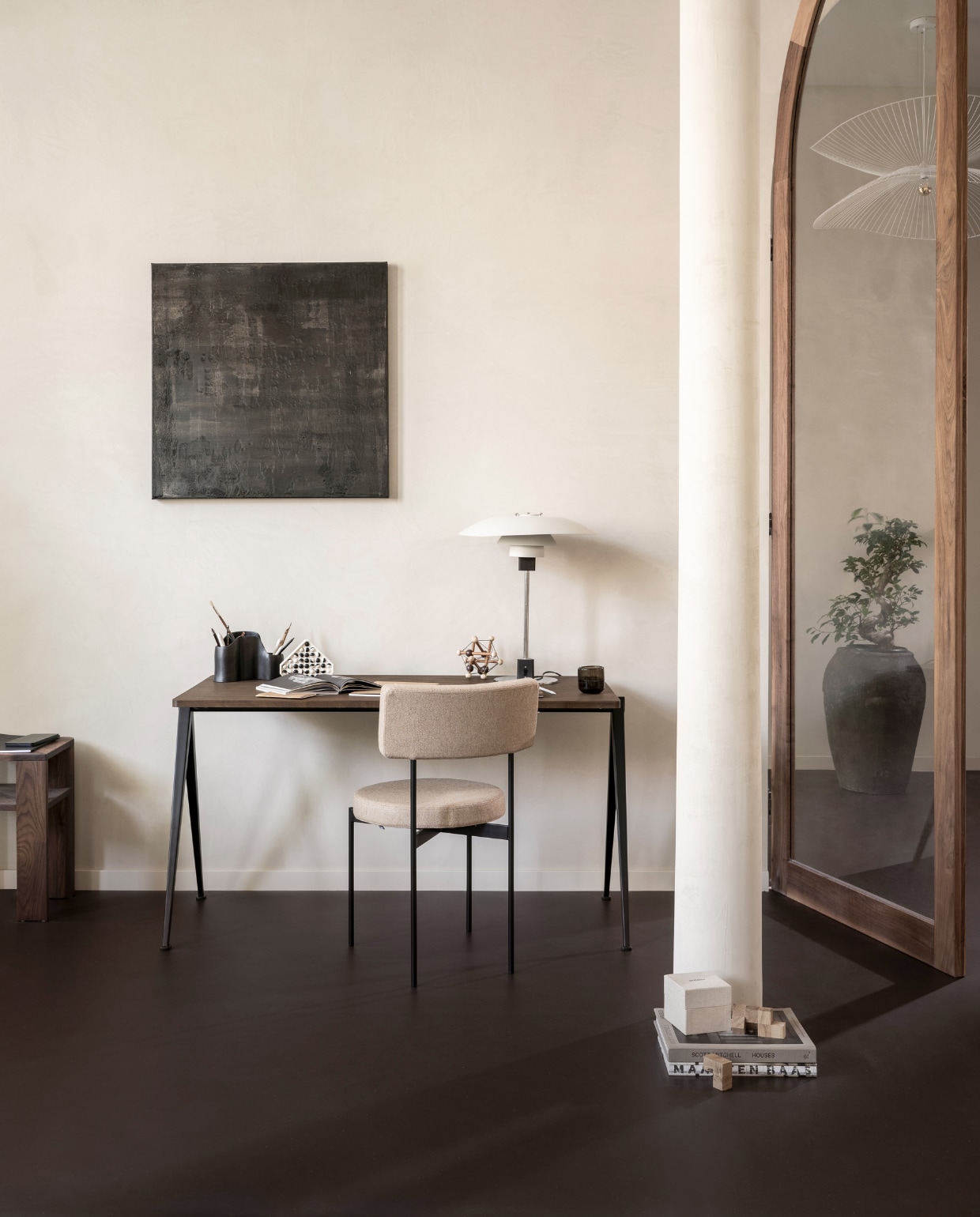 Marmoleum vloer in Basalt, 200 cm breed, per m² € 50,40. M.m.v. homestede.nl (bureau), vtwonen.nl/shop (pennenbak van Ferm Living, eetkamerstoel van HKliving), hm.com (waterglas), lauradewilde.com (kunstwerk). Overig privébezit. vtwonen 10-2023 | styling Sanne Ketelaar | fotografie Stan Koolen