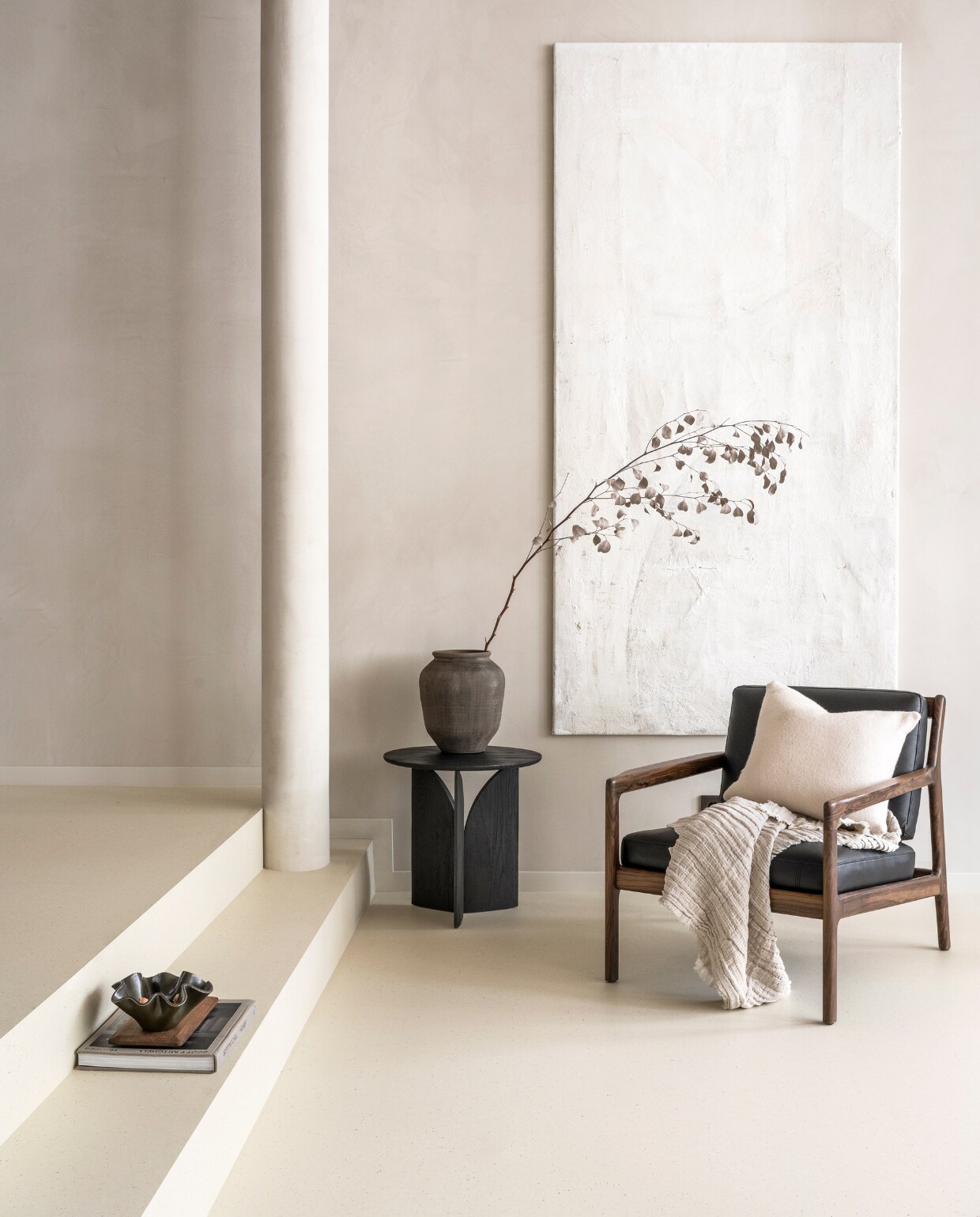 Marmoleum vloer in Kalk, 200 cm breed, per m² € 50,40. M.m.v. ethnicraft.com (fauteuil Jack, bijzettafel Geometric), zarahome.com (vaas), ella-la.com (kussen), hm.com (plaid), @ansdekruyf (kunstwerk). Overig privébezit. vtwonen 10-2023 | styling Sanne Ketelaar | fotografie Stan Koolen