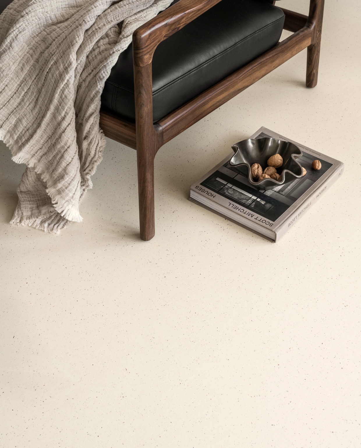 Marmoleum vloer in Kalk, 200 cm breed, per m² € 50,40.M.m.v. ethnicraft.com (fauteuil Jack), hm.com (plaid). Overig privébezit. vtwonen 10-2023 | styling Sanne Ketelaar | fotografie Stan Koolen